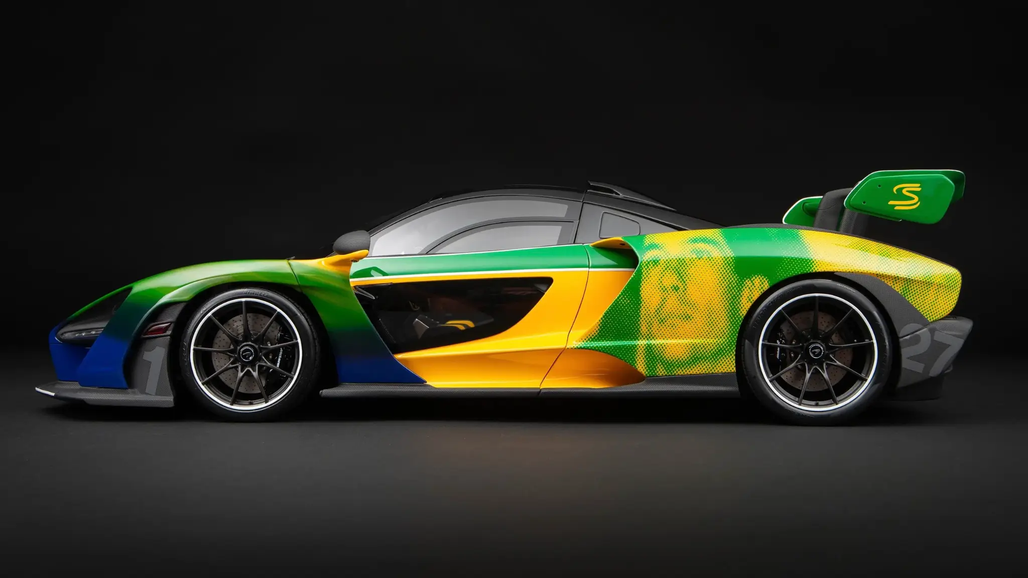 McLaren Senna com pintura inspirada no Artyon Senna à escala 1:8 perfil