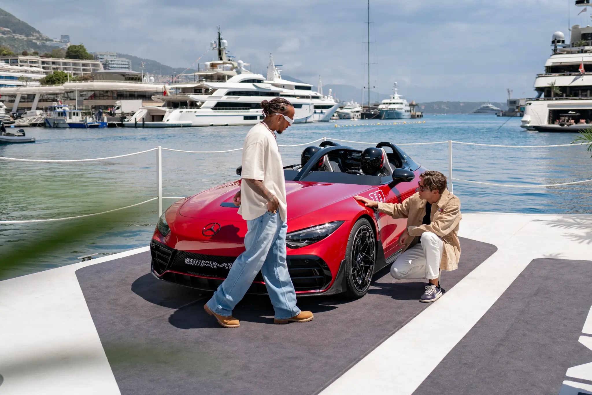 Mercedes-AMG PureSpeed, com os pilotos de F1 Lewis Hamilton e George Russell