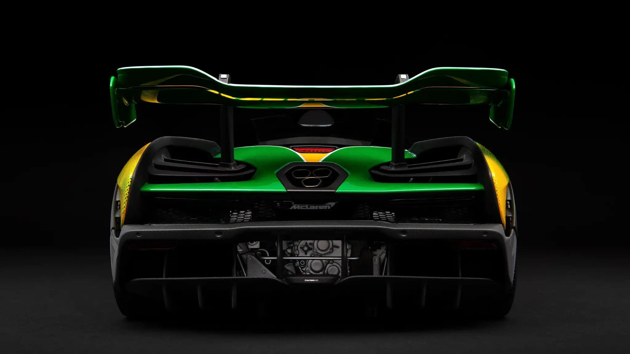 McLaren Senna com pintura inspirada no Artyon Senna à escala 1:8 traseira