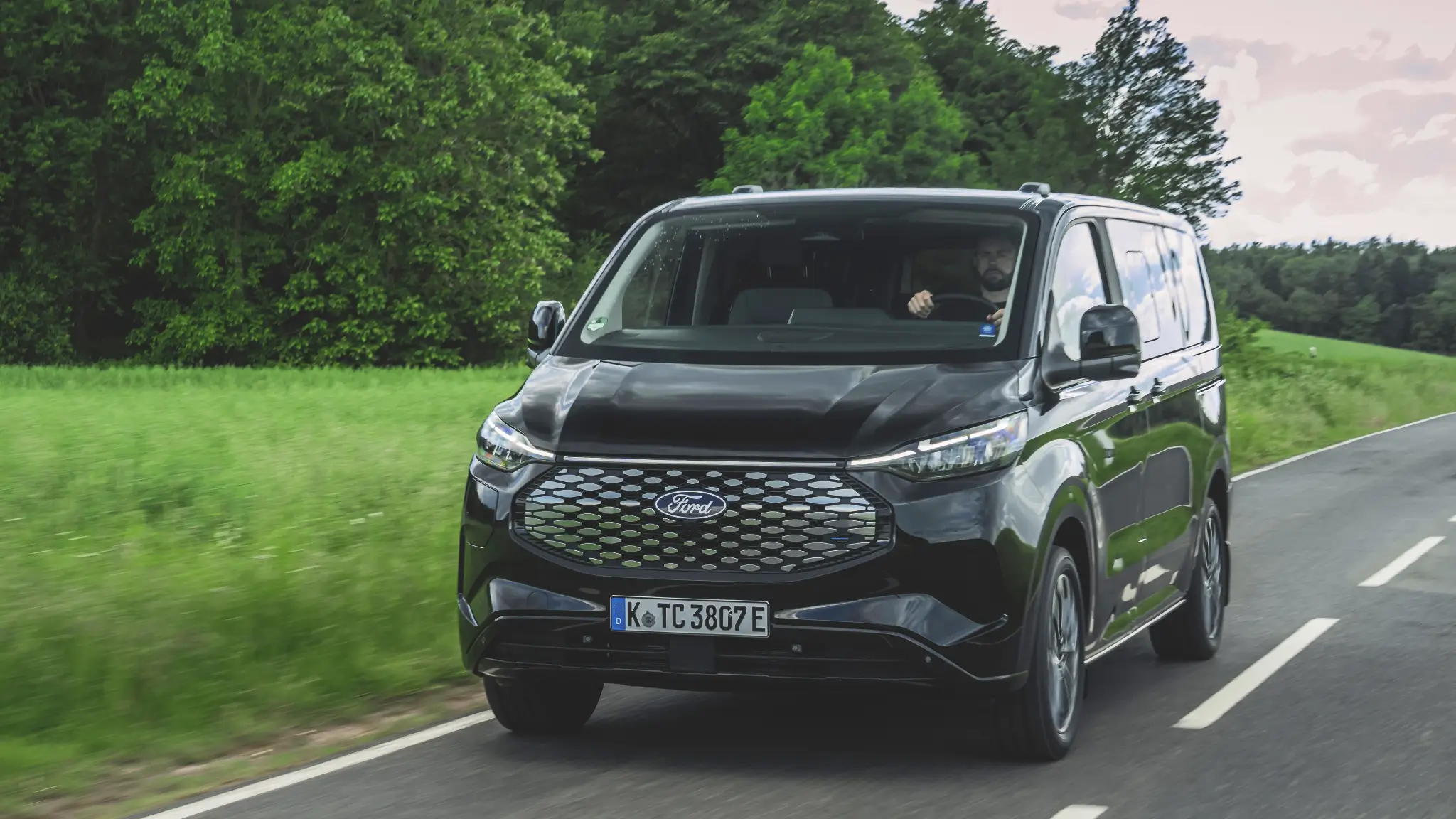 Ford E-Tourer Custom dianteira