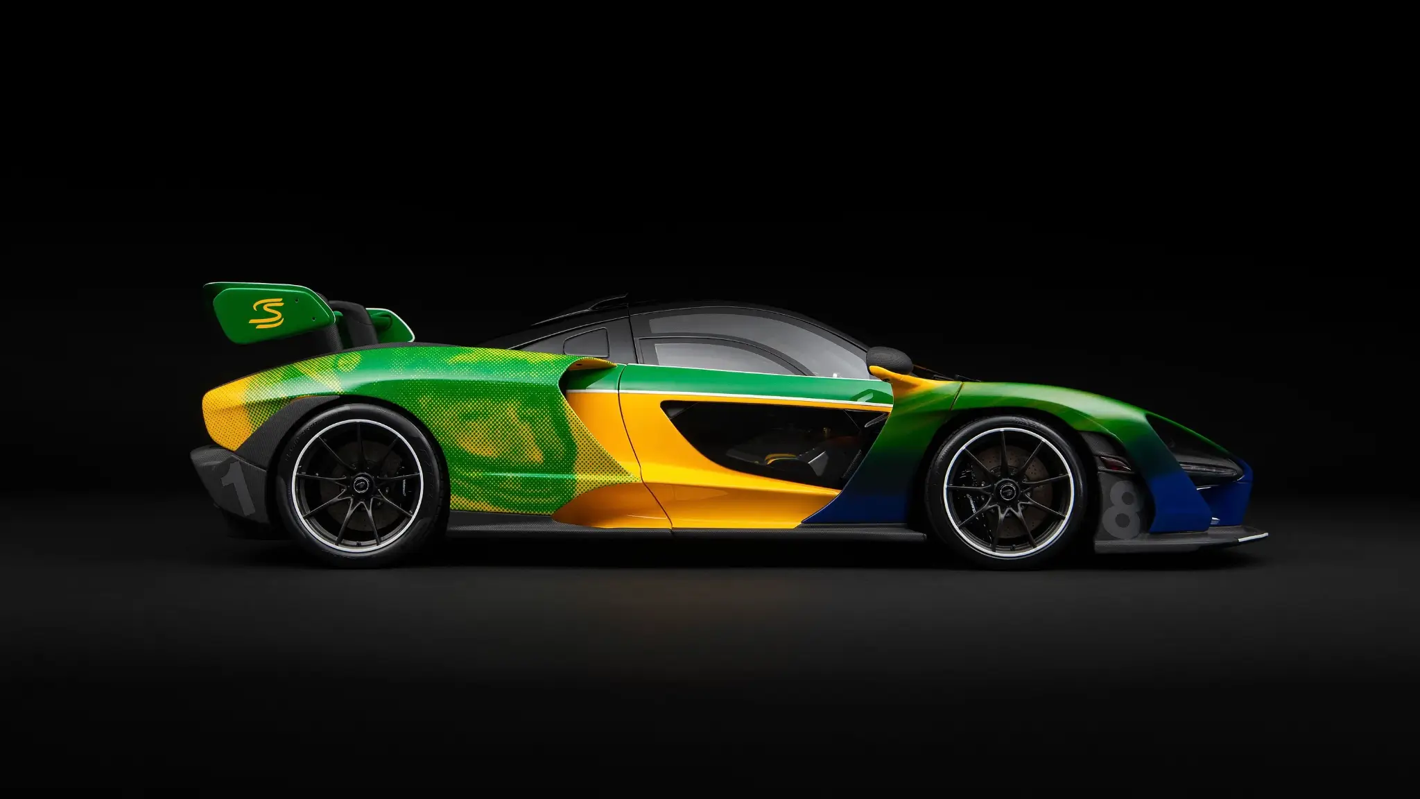 McLaren Senna com pintura inspirada no Artyon Senna à escala 1:8 perfil