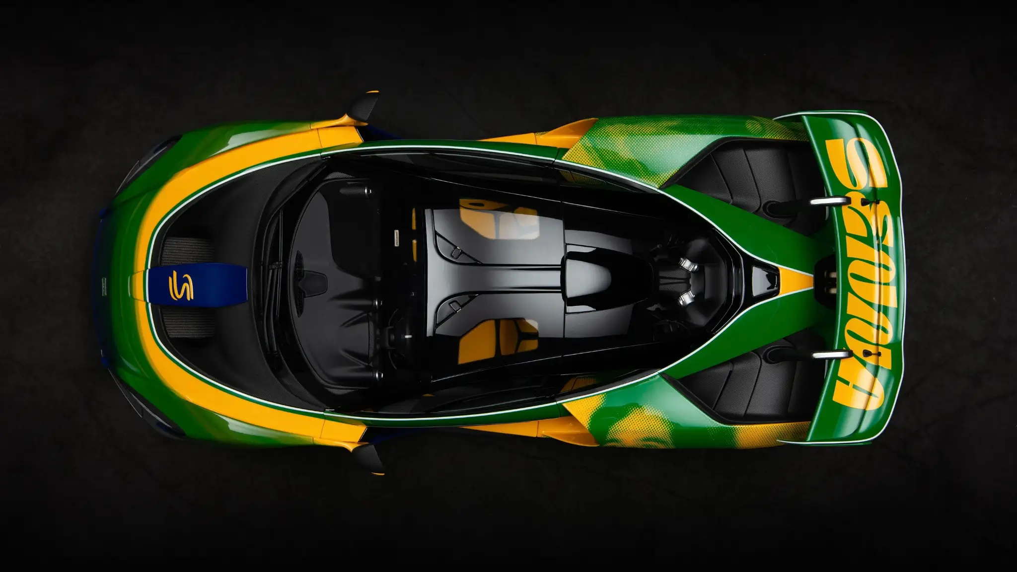 McLaren Senna com pintura inspirada no Artyon Senna à escala 1:8 visto de cima