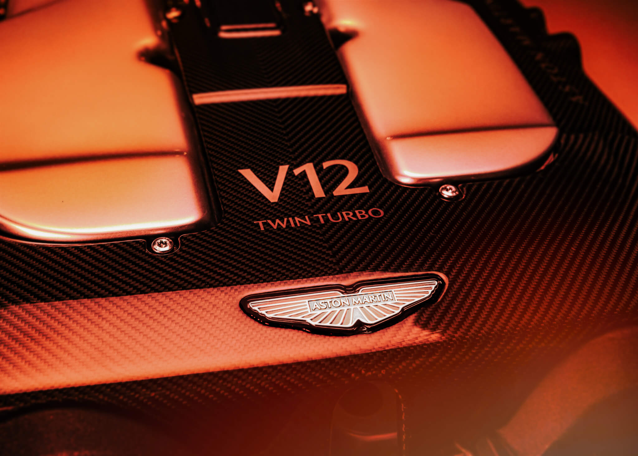 Aston Martin adia modelo elétrico e faz regressar motor V12