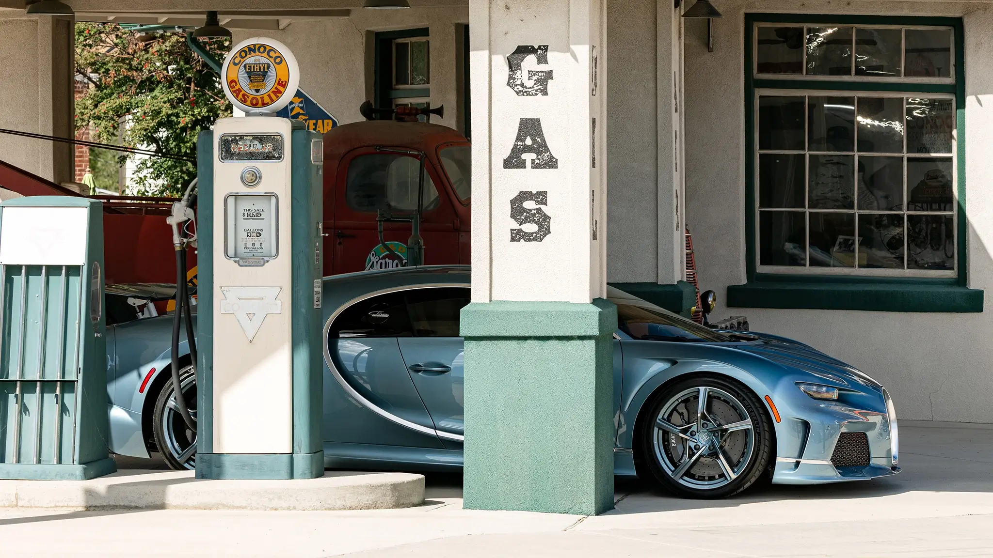 Bugatti Chiron em posto de abastecimento
