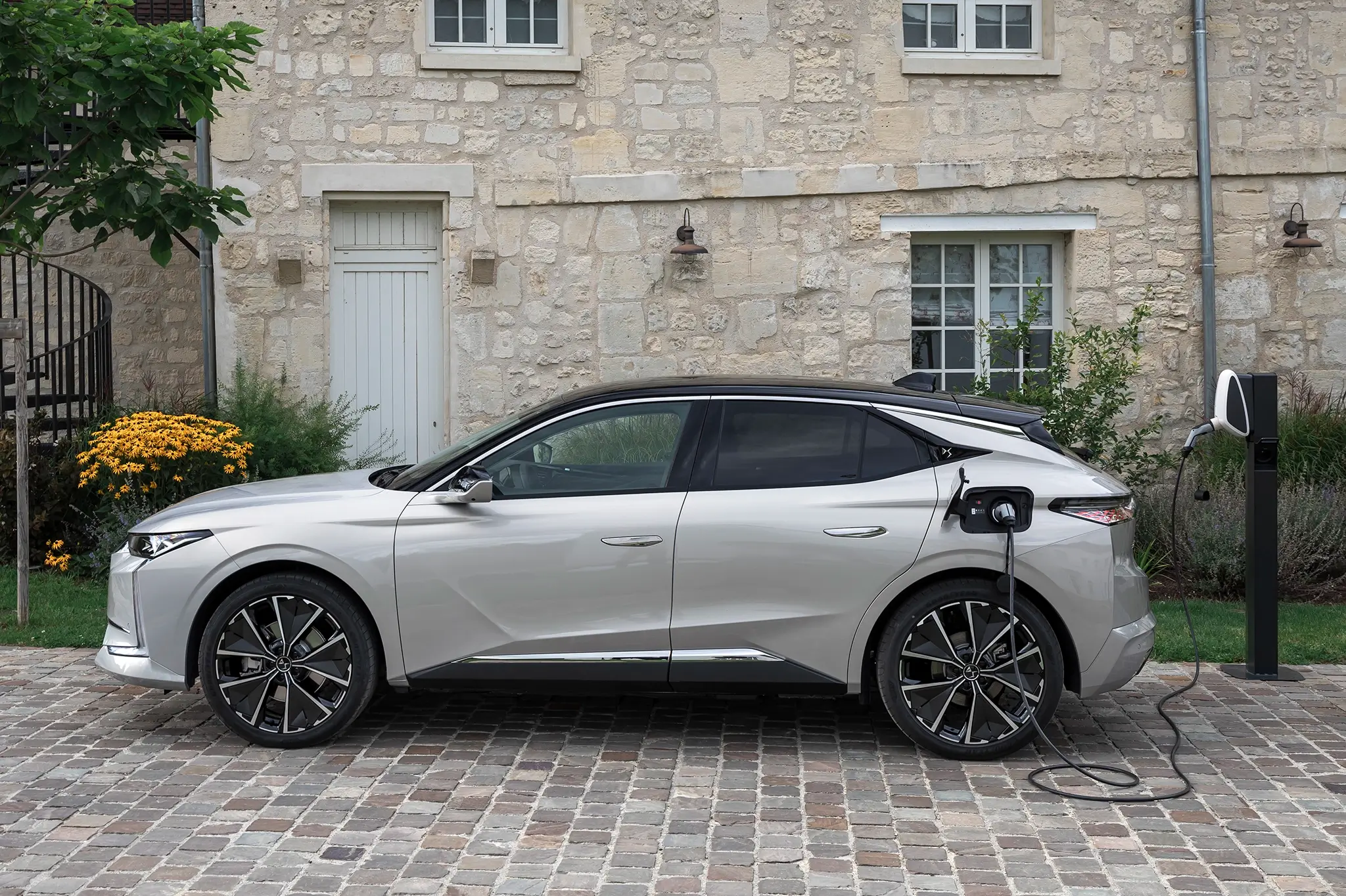 DS 4 E-Tense - vista lateral em carregamento