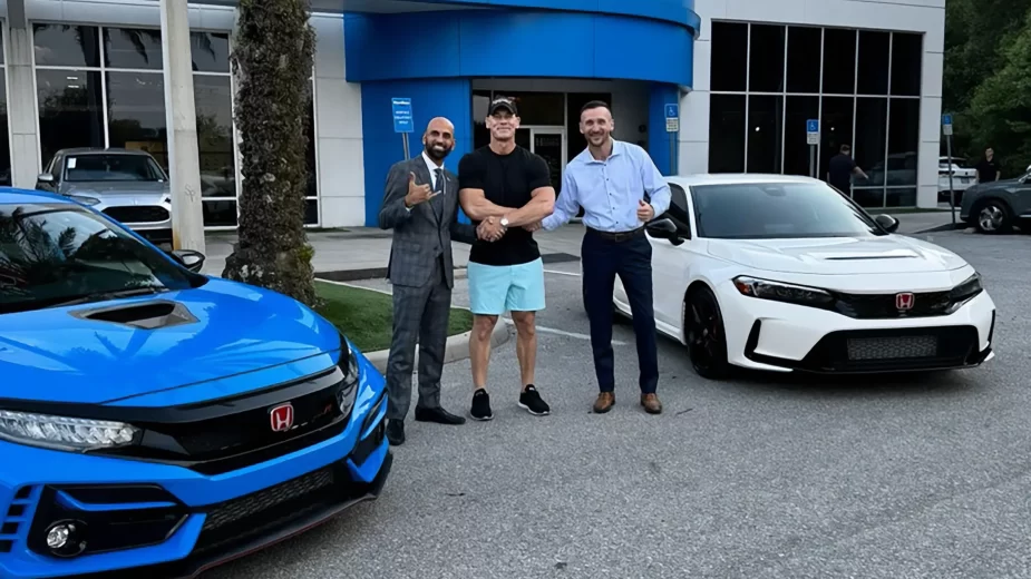 John Cena em frente ao concessionário da Honda