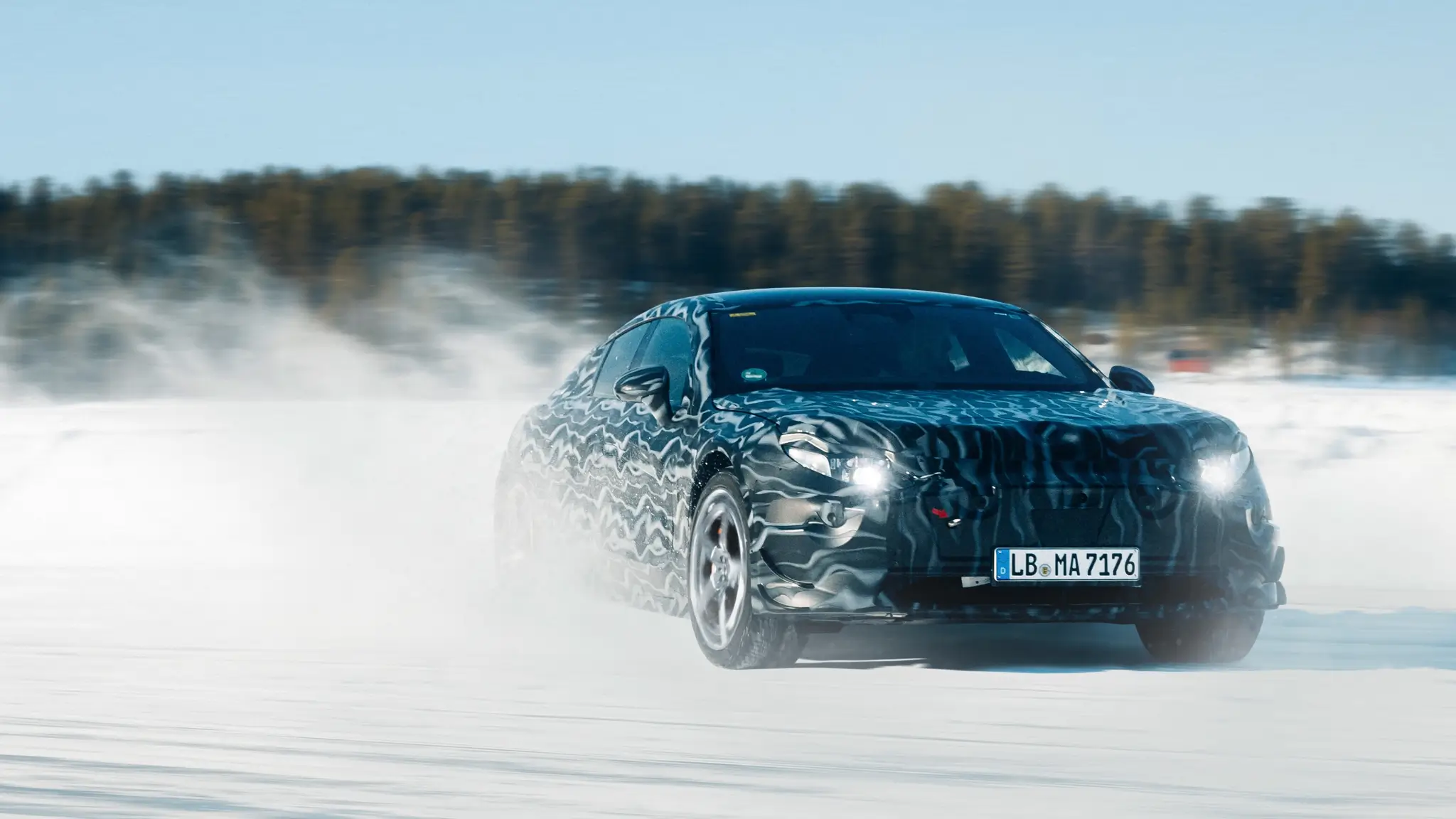 foto-espia do Mercedes-AMG berlina elétrica em testes na neve, frente