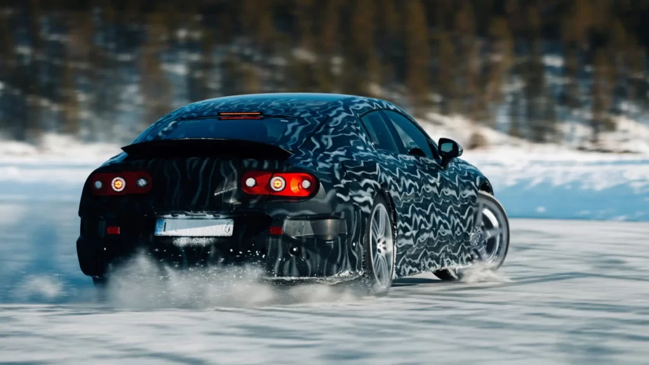 protótipo testes Mercedes-AMG GT elétrico a deslizar na neve, traseira