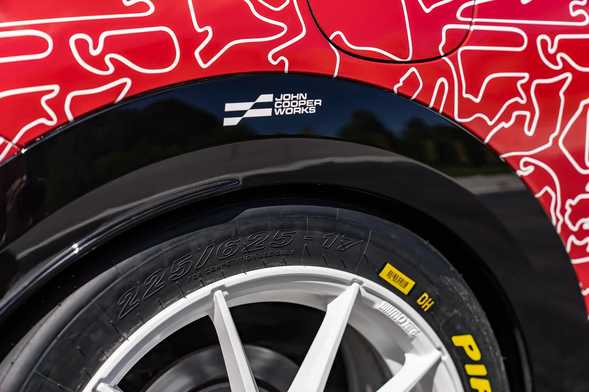 MINI Cooper JCW 24h Nür - detalhe guarda lamas