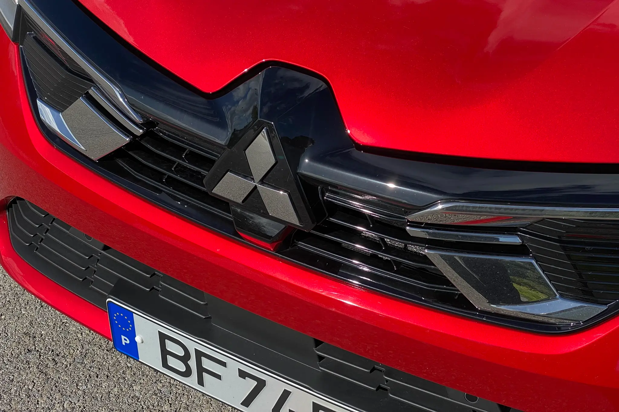 Mitsubishi Colt - logótipo frontal