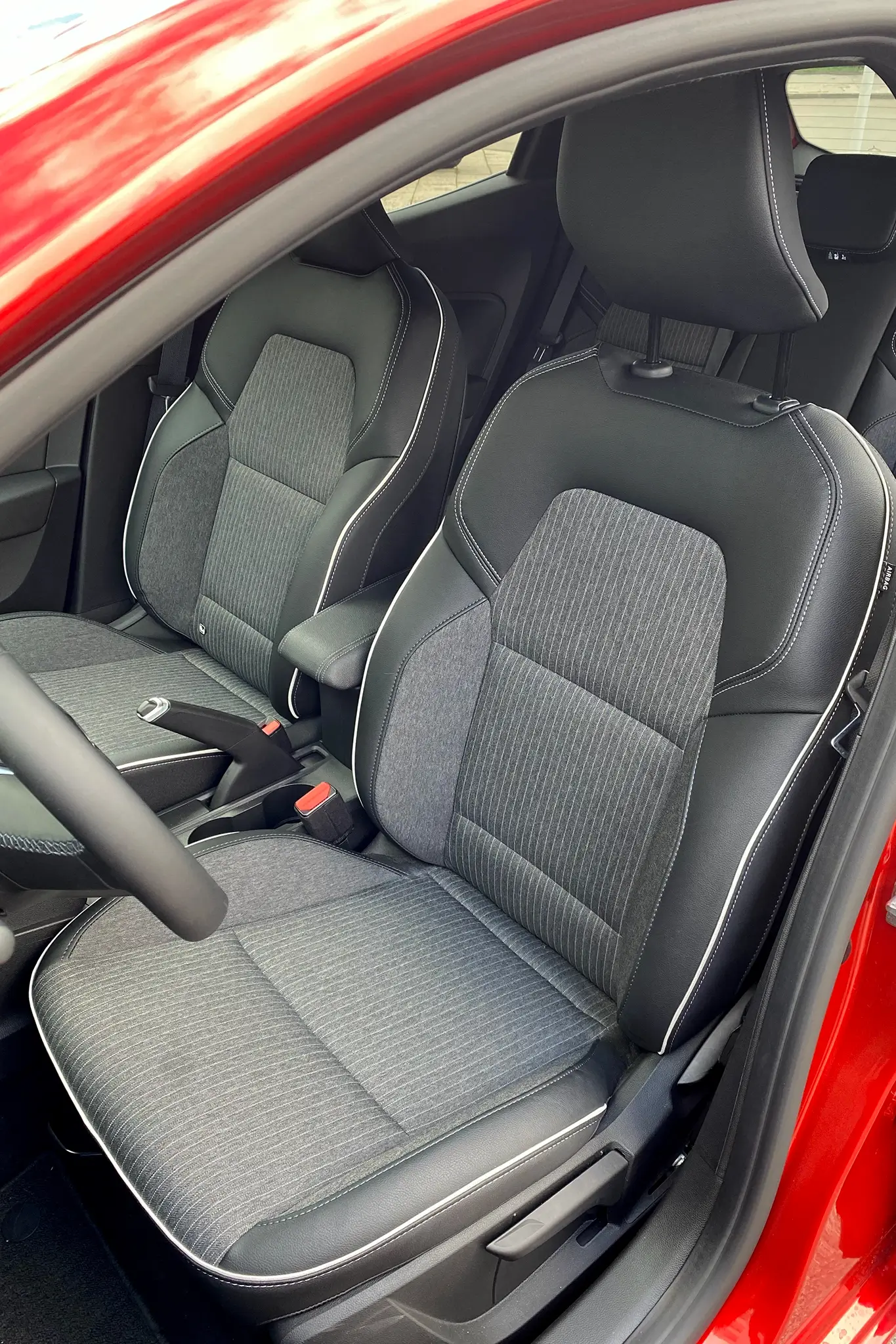 Mitsubishi Colt - assentos dianteiros