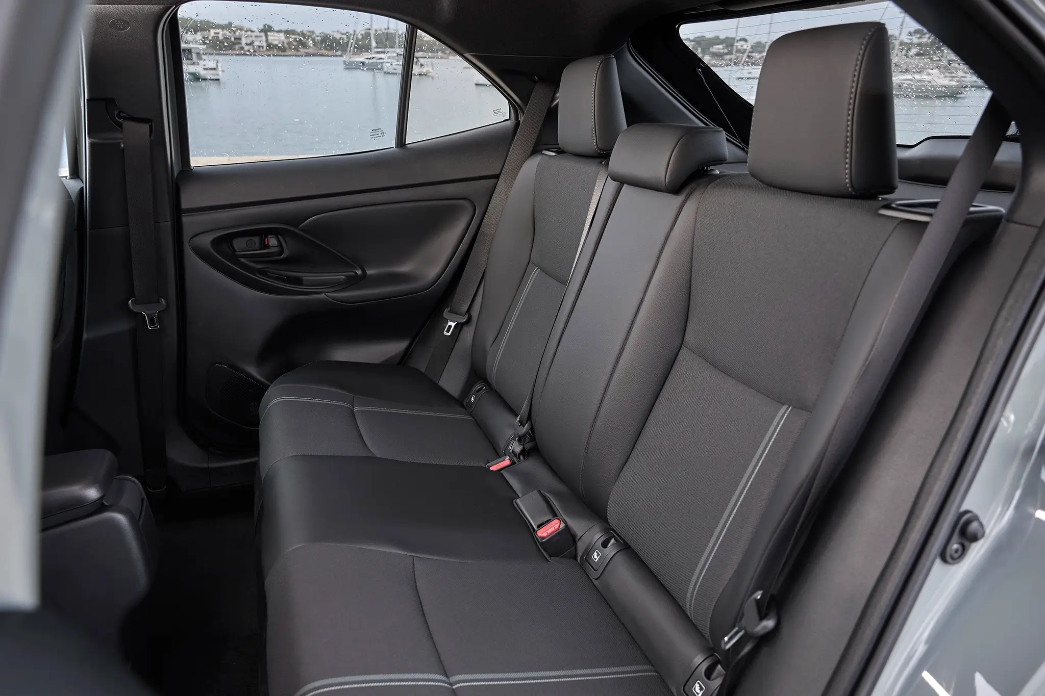 Toyota Yaris Cross Hybrid 130 - assentos traseiros