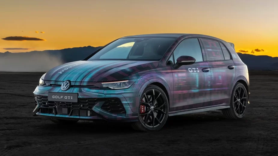Volkswagen Golf GTI Clubsport - 3/4 de frente camuflado