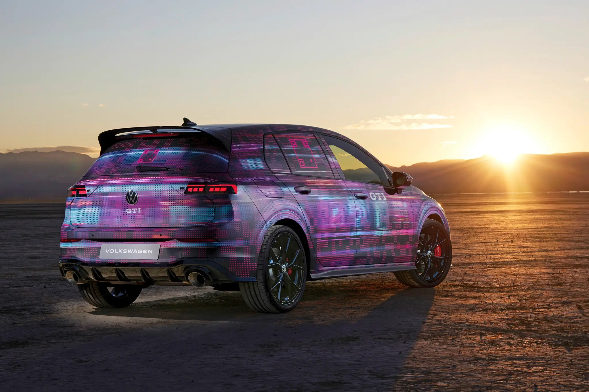 Volkswagen Golf GTI Clubsport - 3/4 de traseira camuflado