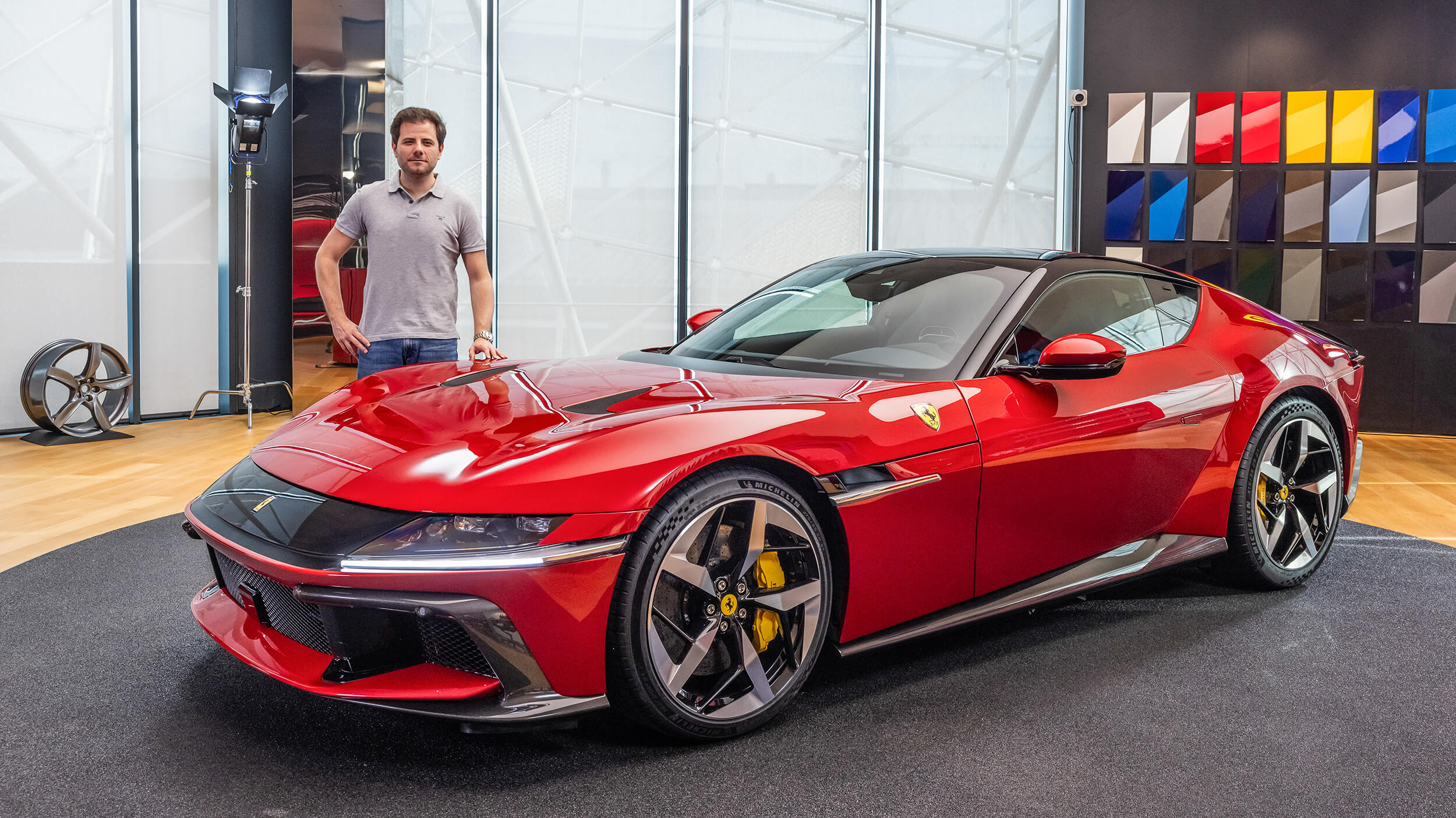 Fomos a Itália conhecer o novo Ferrari com motor à moda antiga