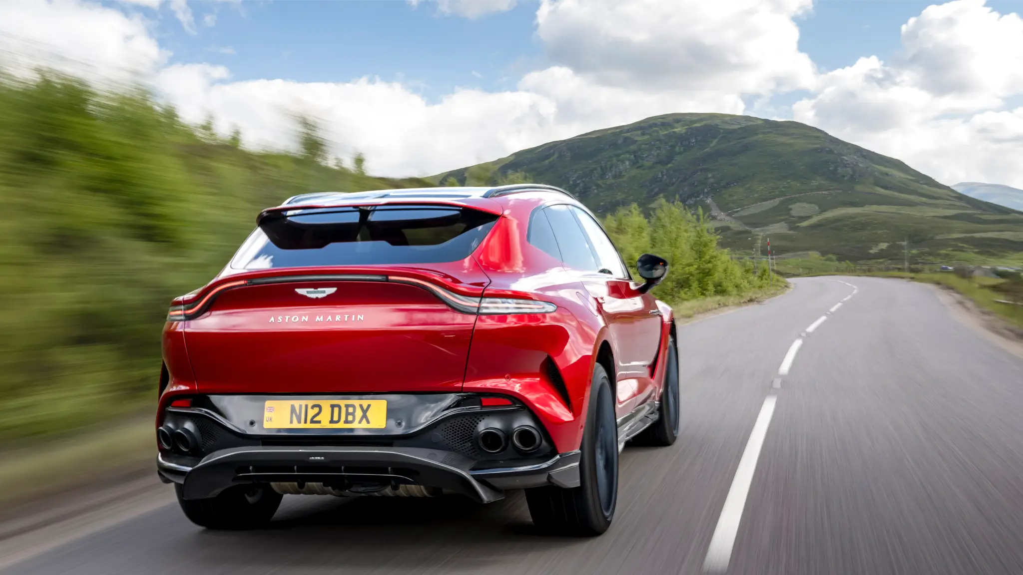 Aston Martin DBX707 traseira