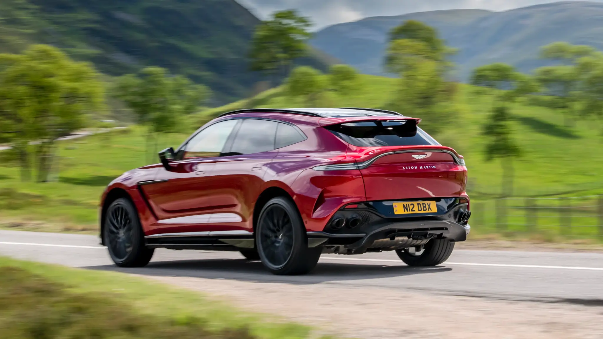Aston Martin DBX707 traseira 3/4