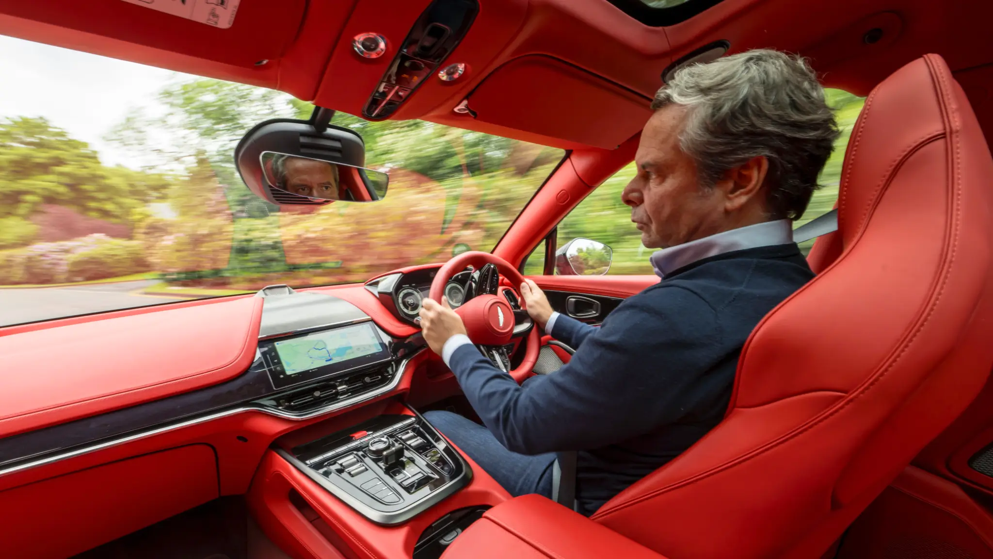 Jornalista Joaquim Oliveira a conduzir o Aston Martin DBX707