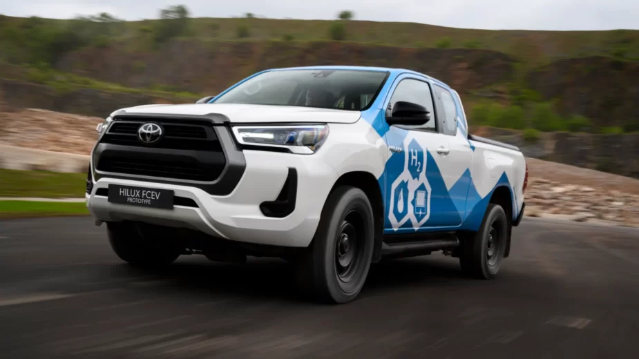 Toyota Hilux H2, estrada, frente