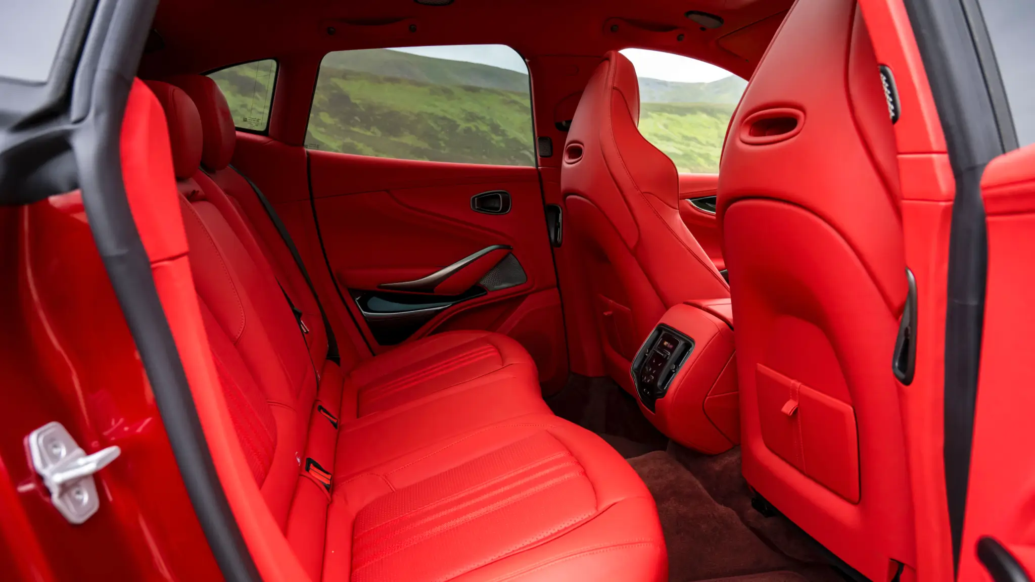 Aston Martin DBX707 bancos traseiros