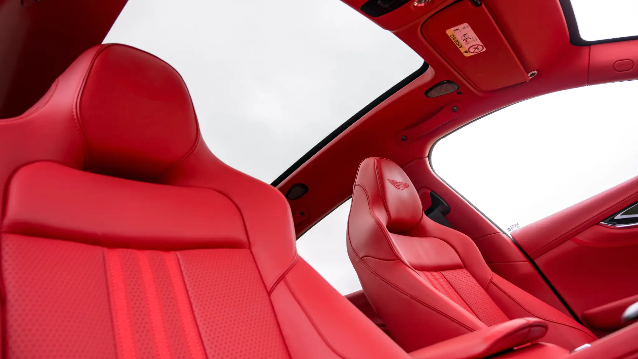 Aston Martin DBX707 bancos dianteiros