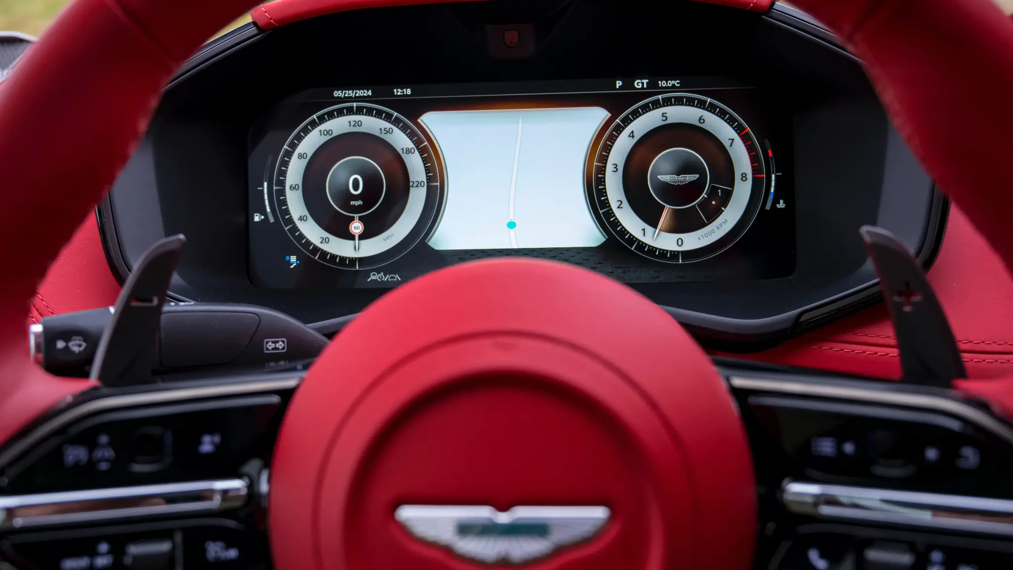 Aston Martin DBX707 interior painel de instrumentos