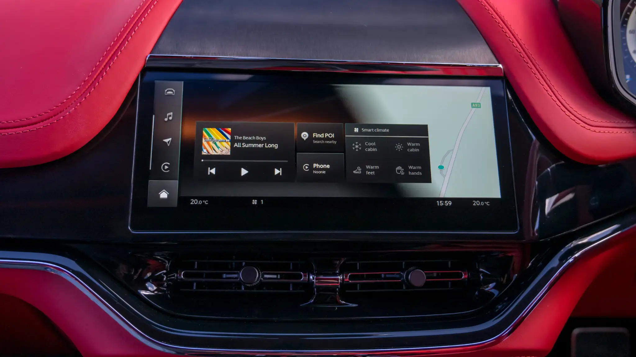 Aston Martin DBX707 interior ecrã central