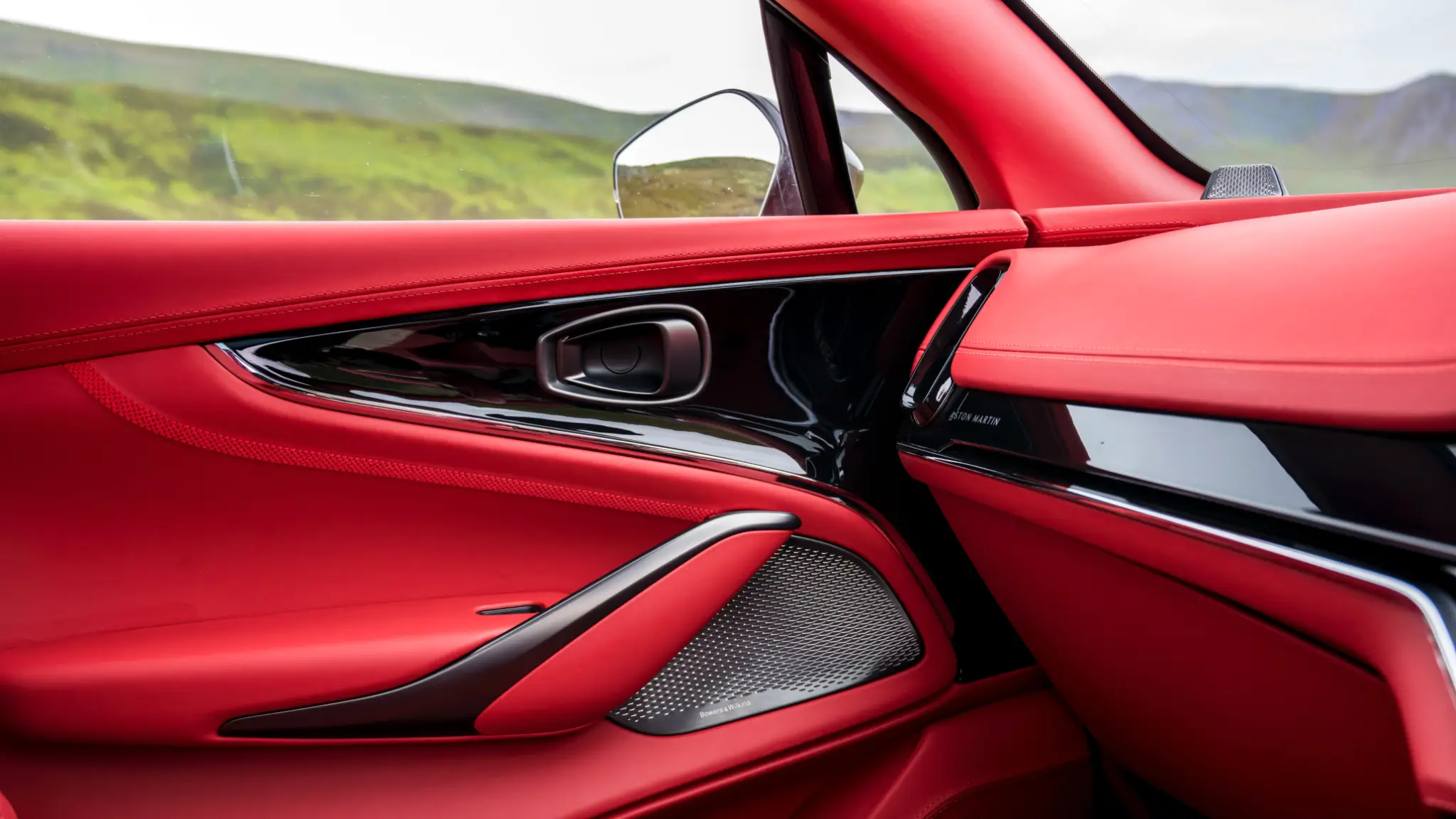 Aston Martin DBX707 interior portas