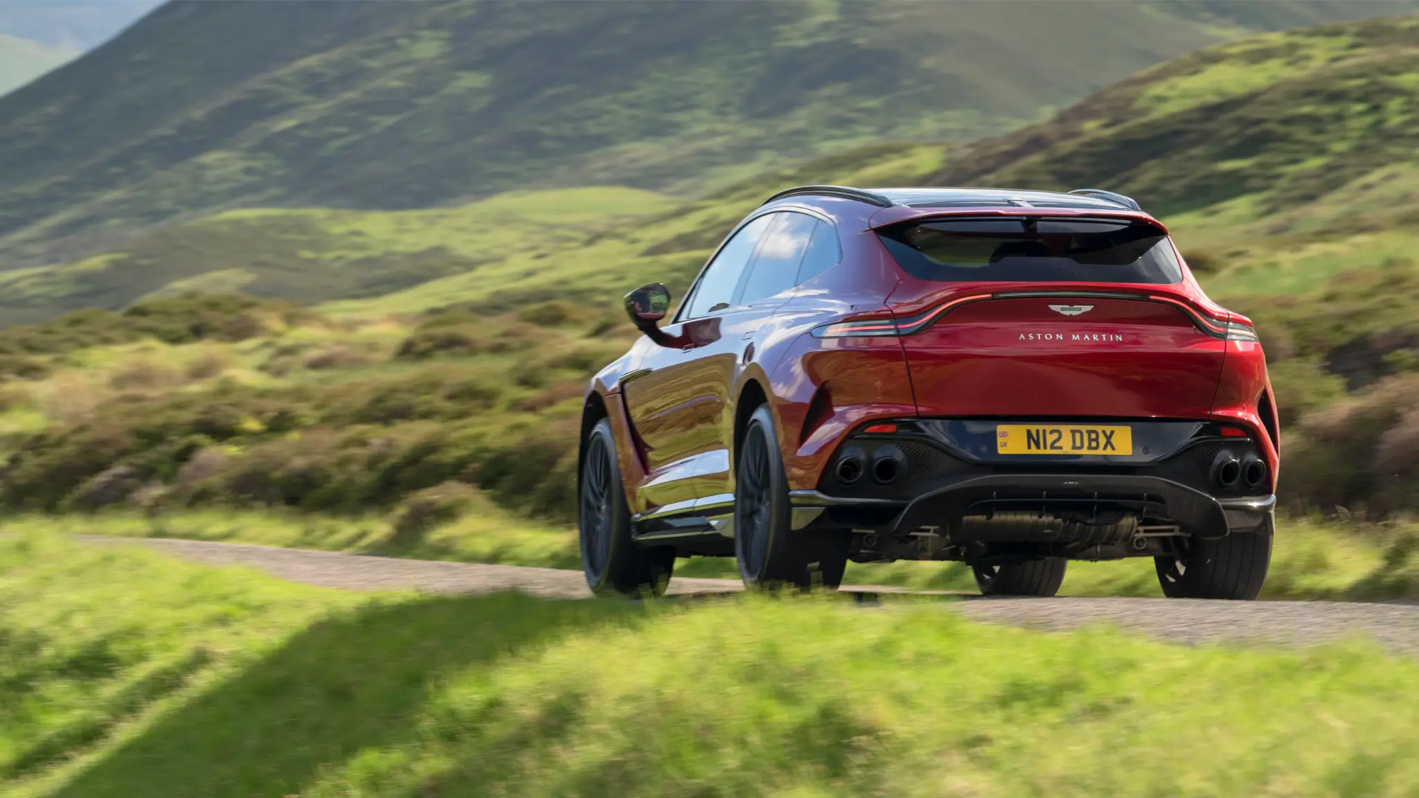 Aston Martin DBX707 traseira