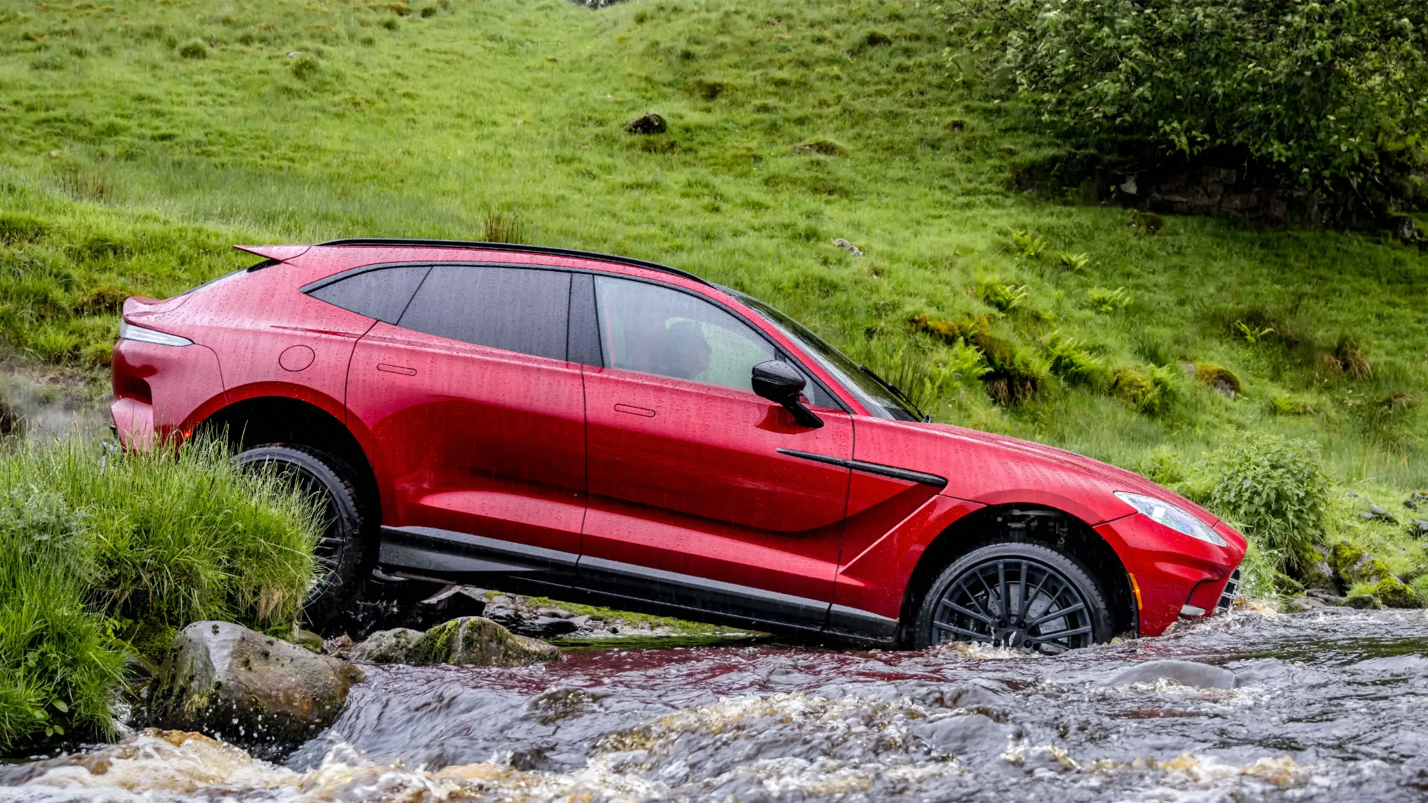 Aston Martin DBX707 perfil