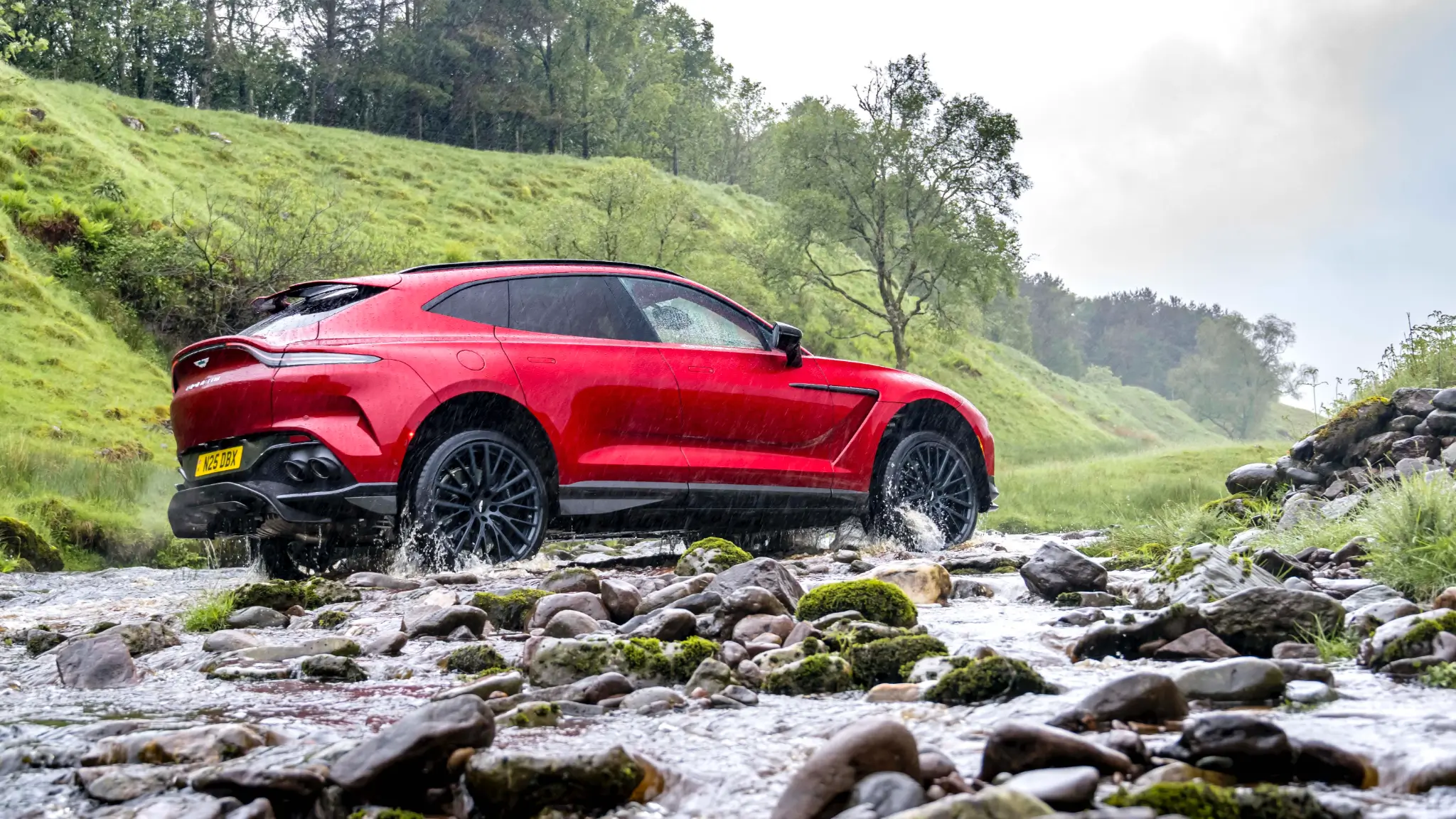 Aston Martin DBX707 perfil