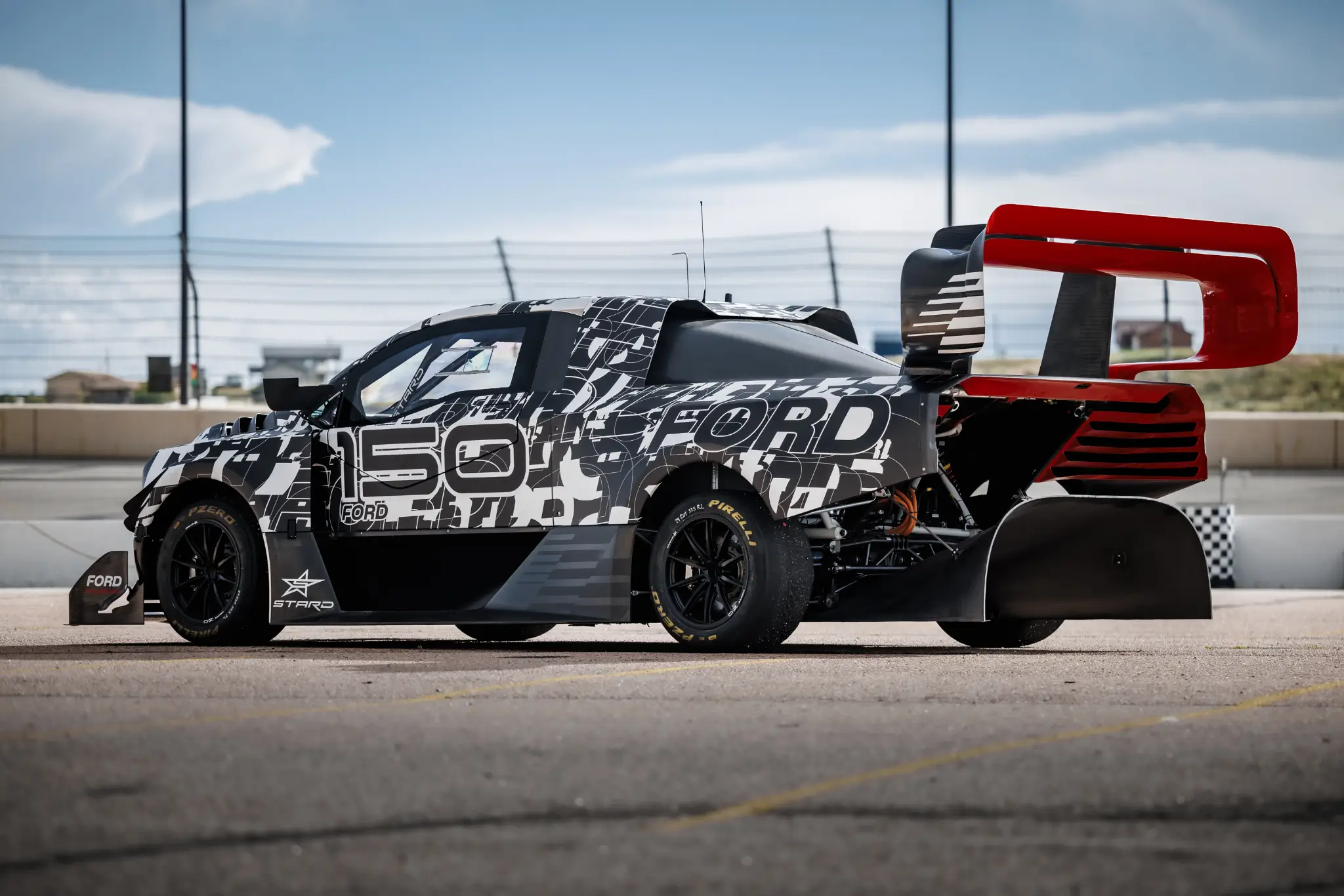 Ford F-150 Lightning SuperTruck EV perfil