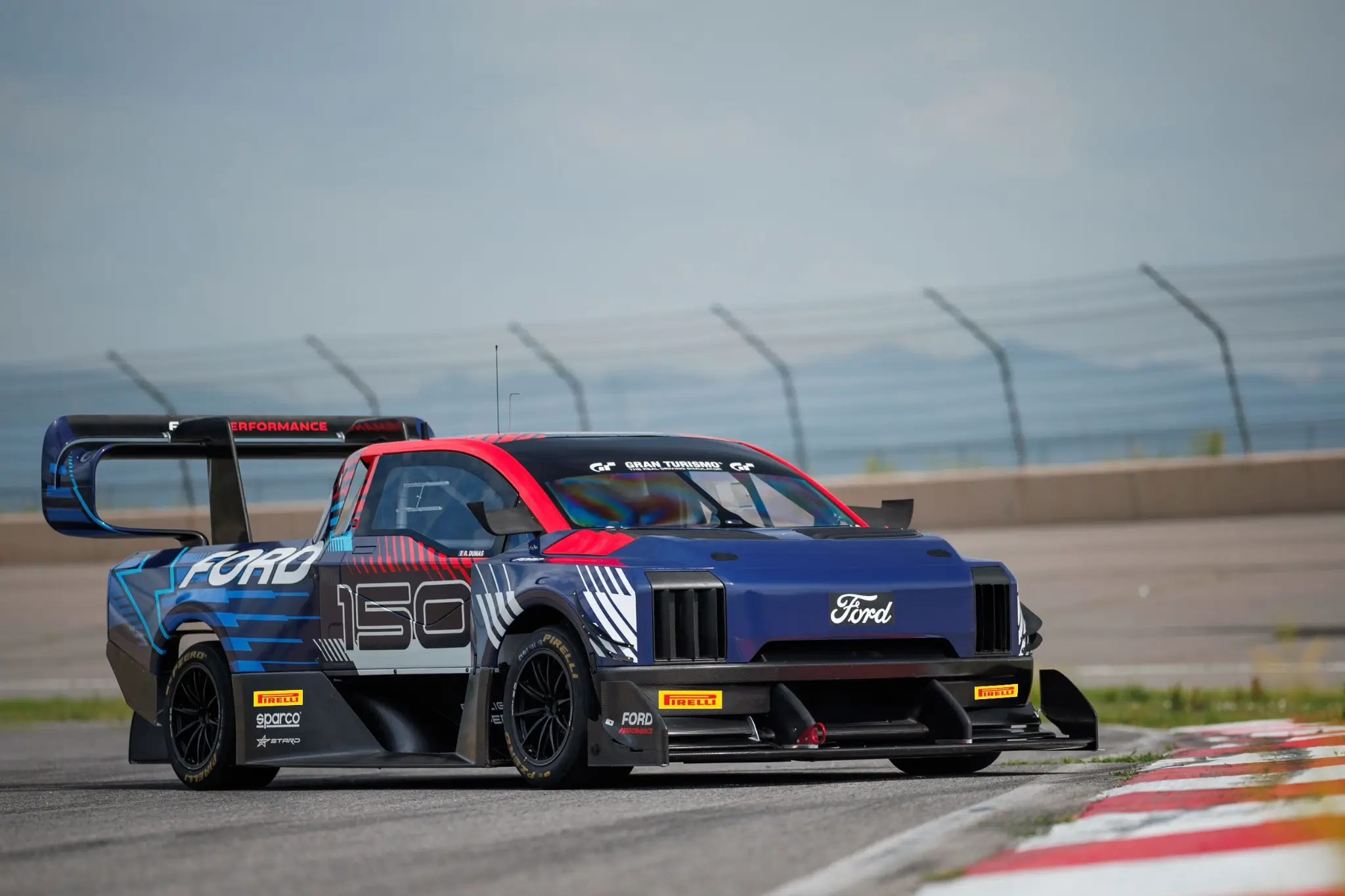 Ford F-150 Lightning Supertruck dianteiro 3/4