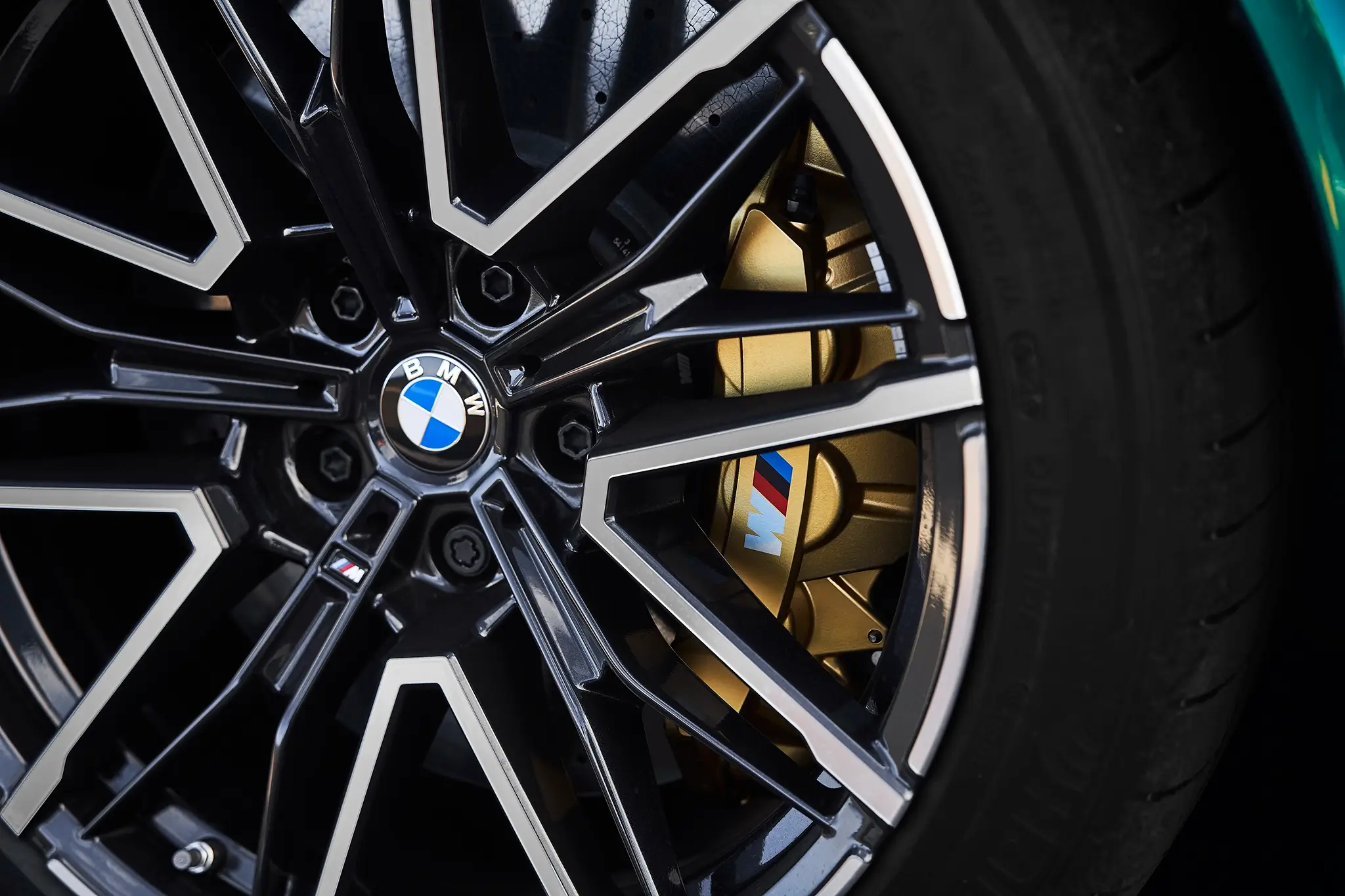 BMW M5 - jante e sistema de travagem com discos cerâmicos