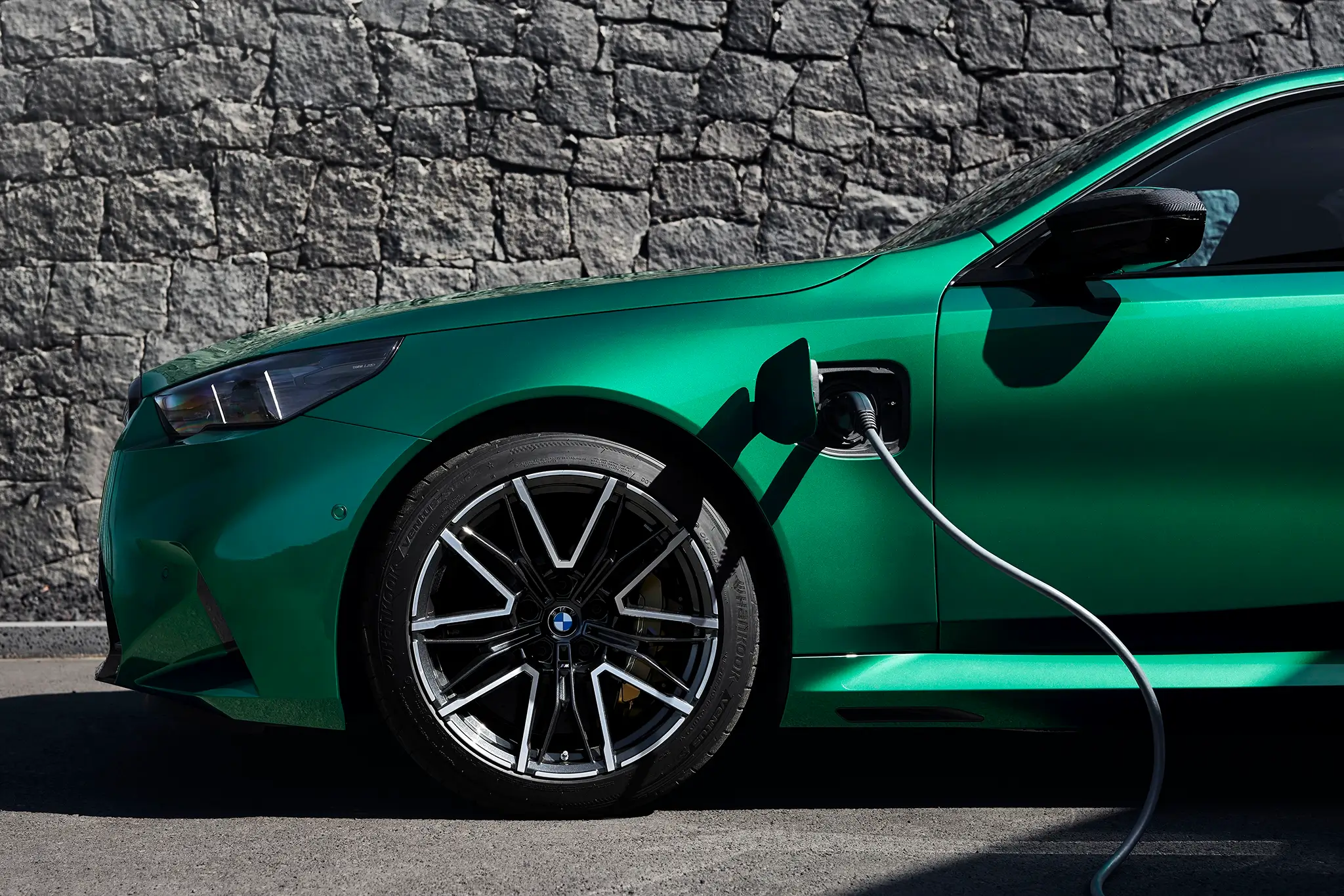 BMW M5 - tomada de carregamento do sistema híbrido