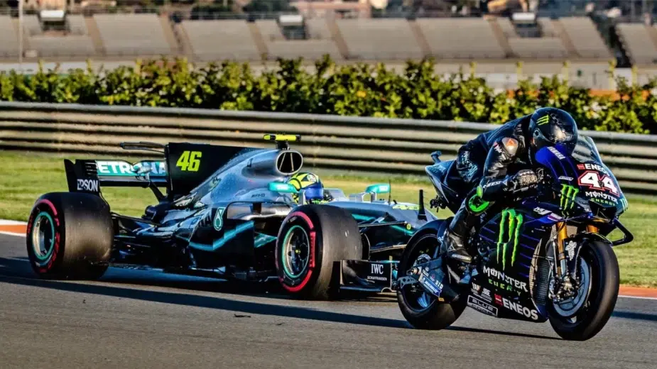Lewis Hamilton e Valentino Rossi quando trocaram de máquinas