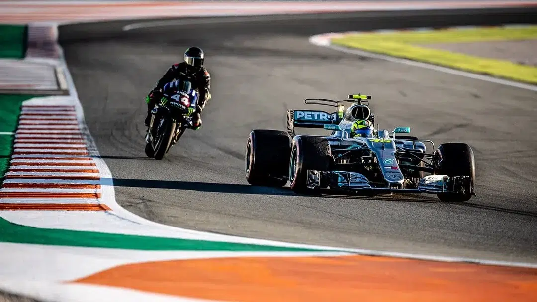 Lewis Hamilton e Valentino Rossi em circuito, quando trocaram de máquinas