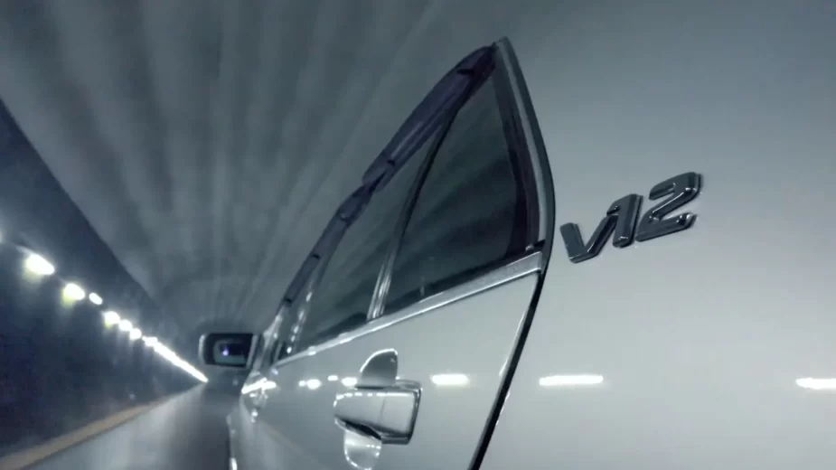 emblema V12 do Mercedes-Benz S 600