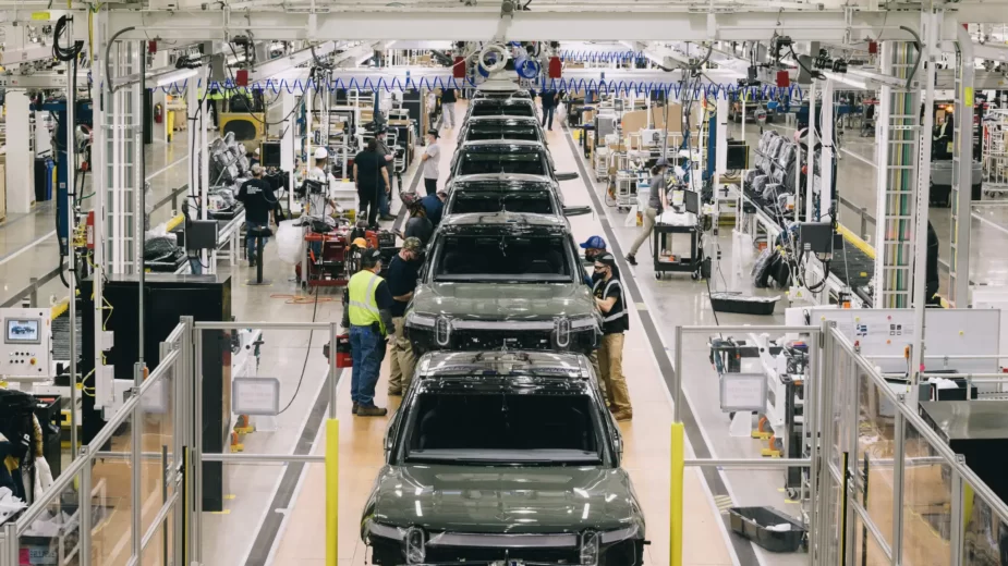 Carro a ser montado na linha de montagem da Rivian