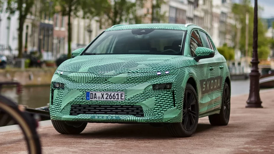 Skoda Elroq camuflado - 3/4 de frente