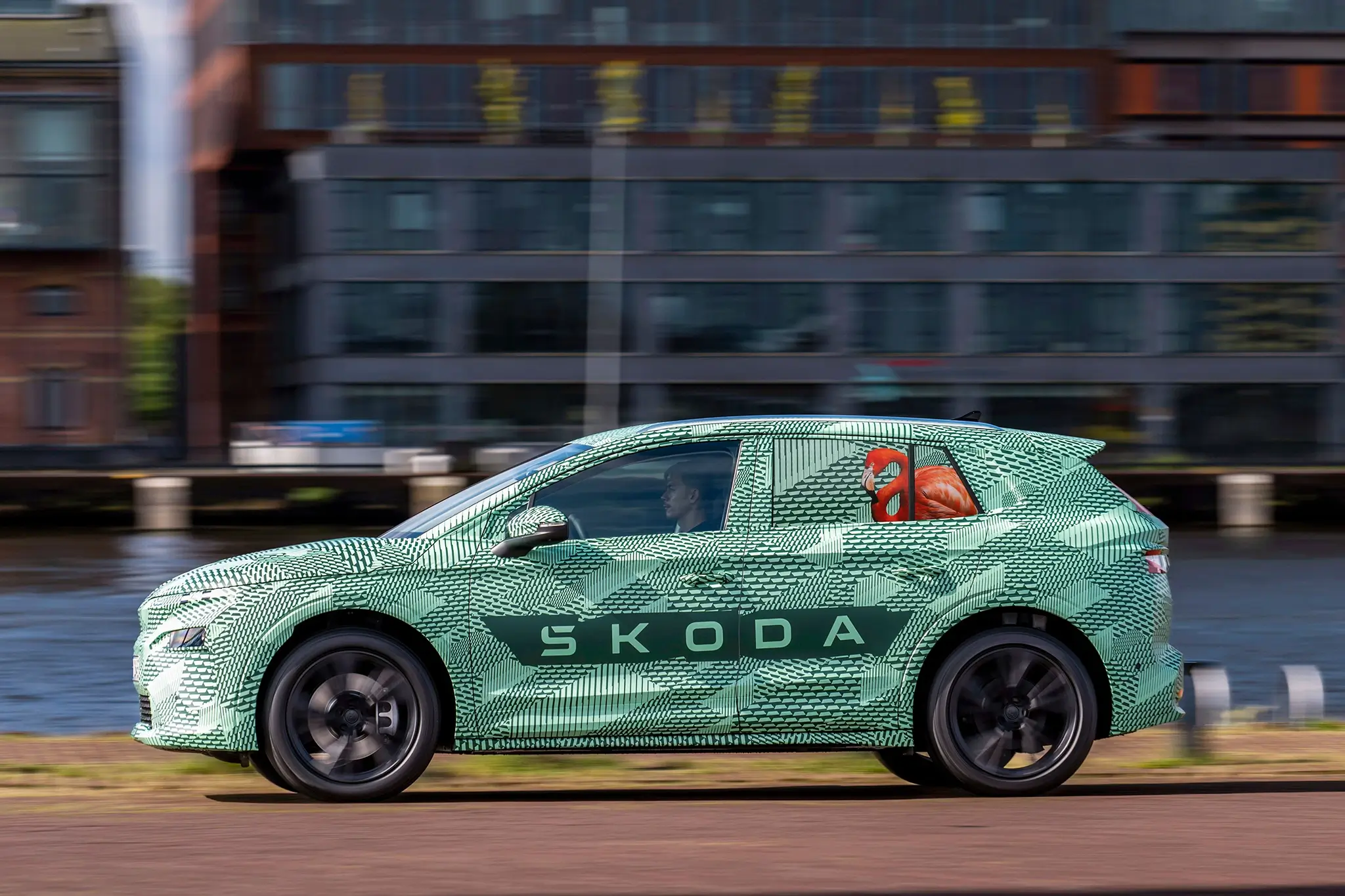 Skoda Elroq camuflado - vista lateral em andamento