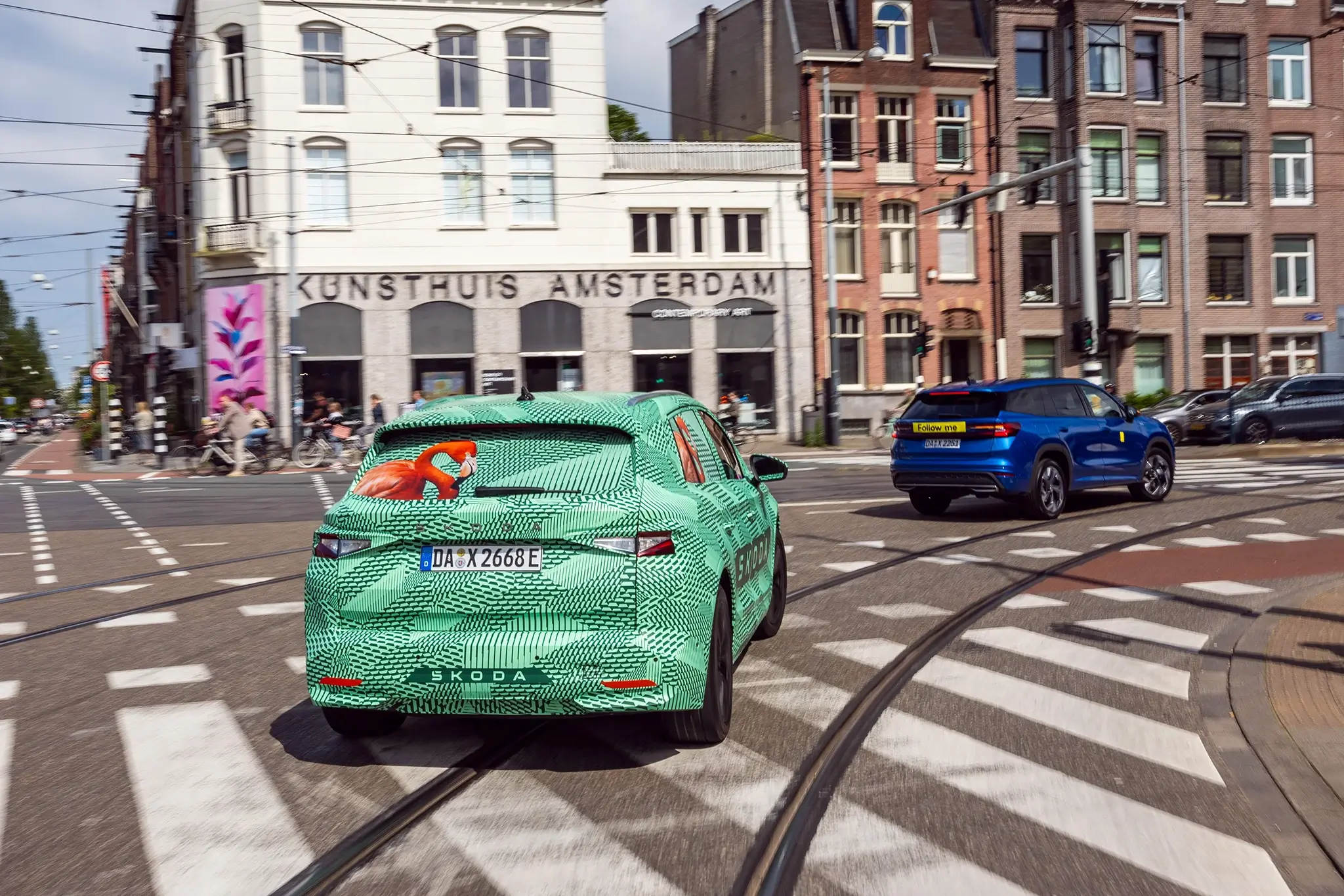 Skoda Elroq camuflado - no meio da cidade