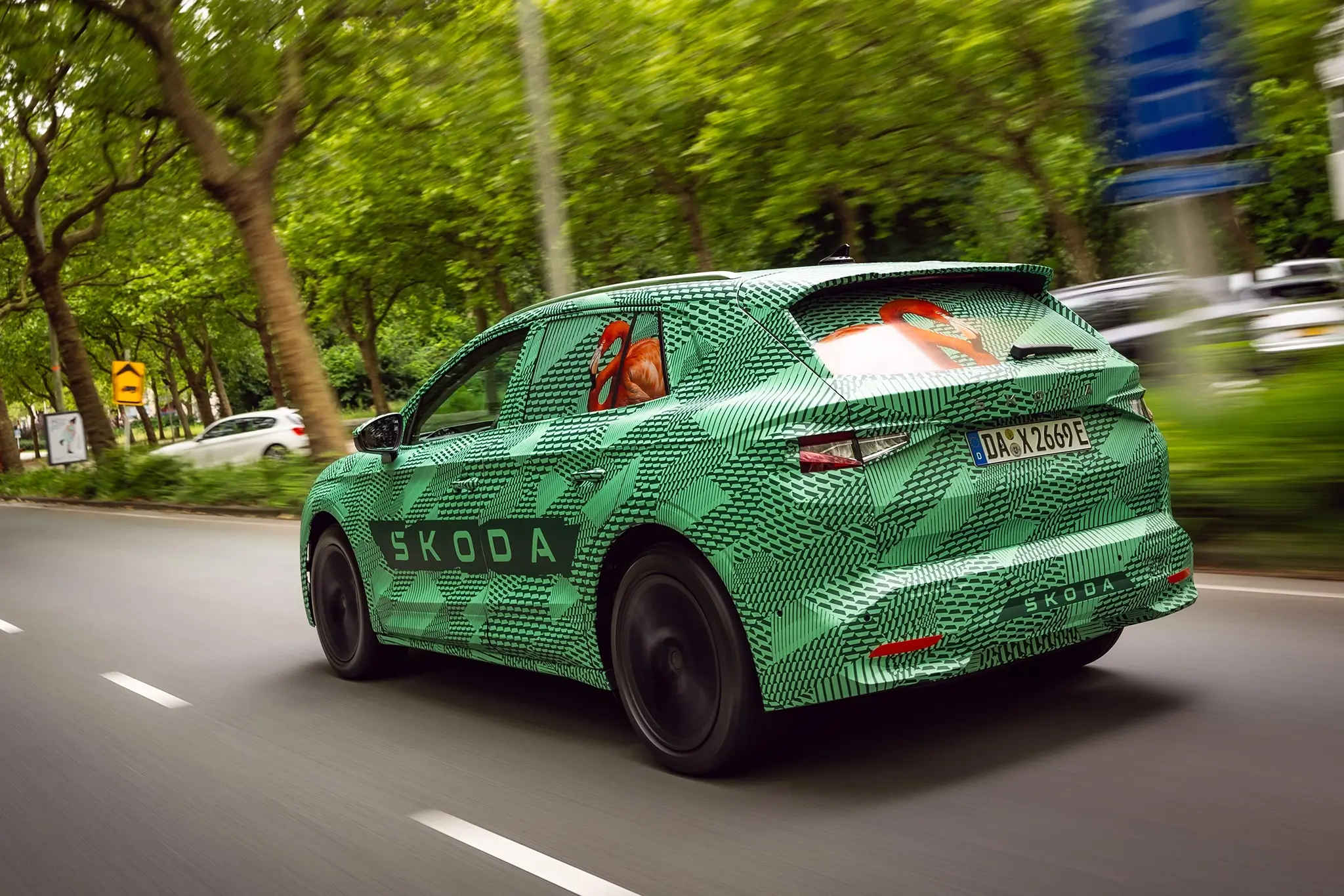 Skoda Elroq camuflado - 3/4 de traseira em andamento