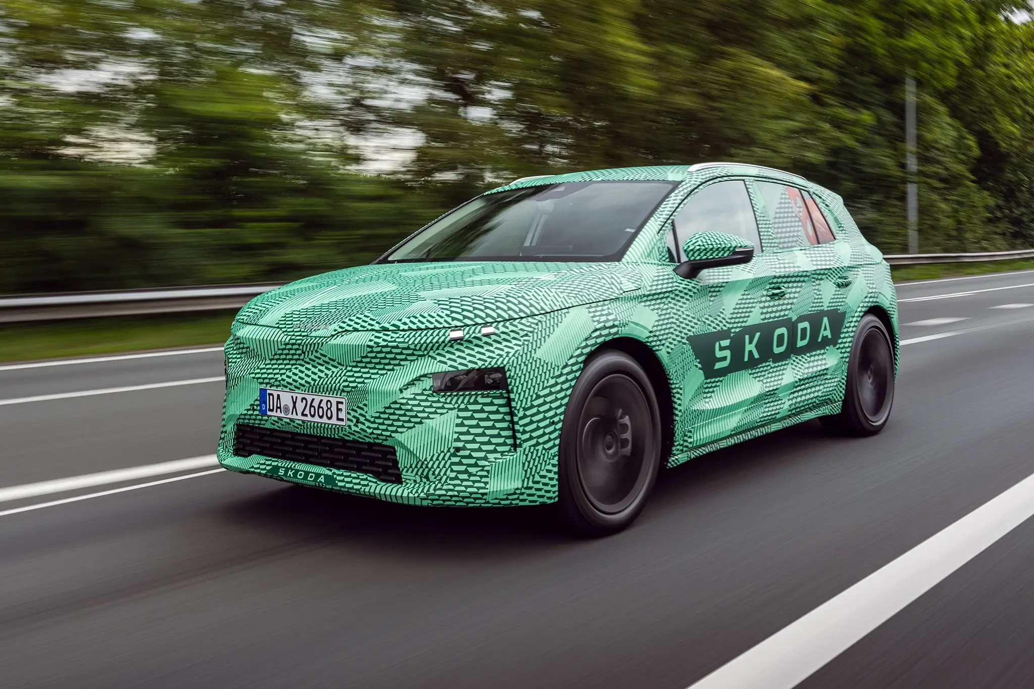 Skoda Elroq camuflado - 3/4 de frente em andamento