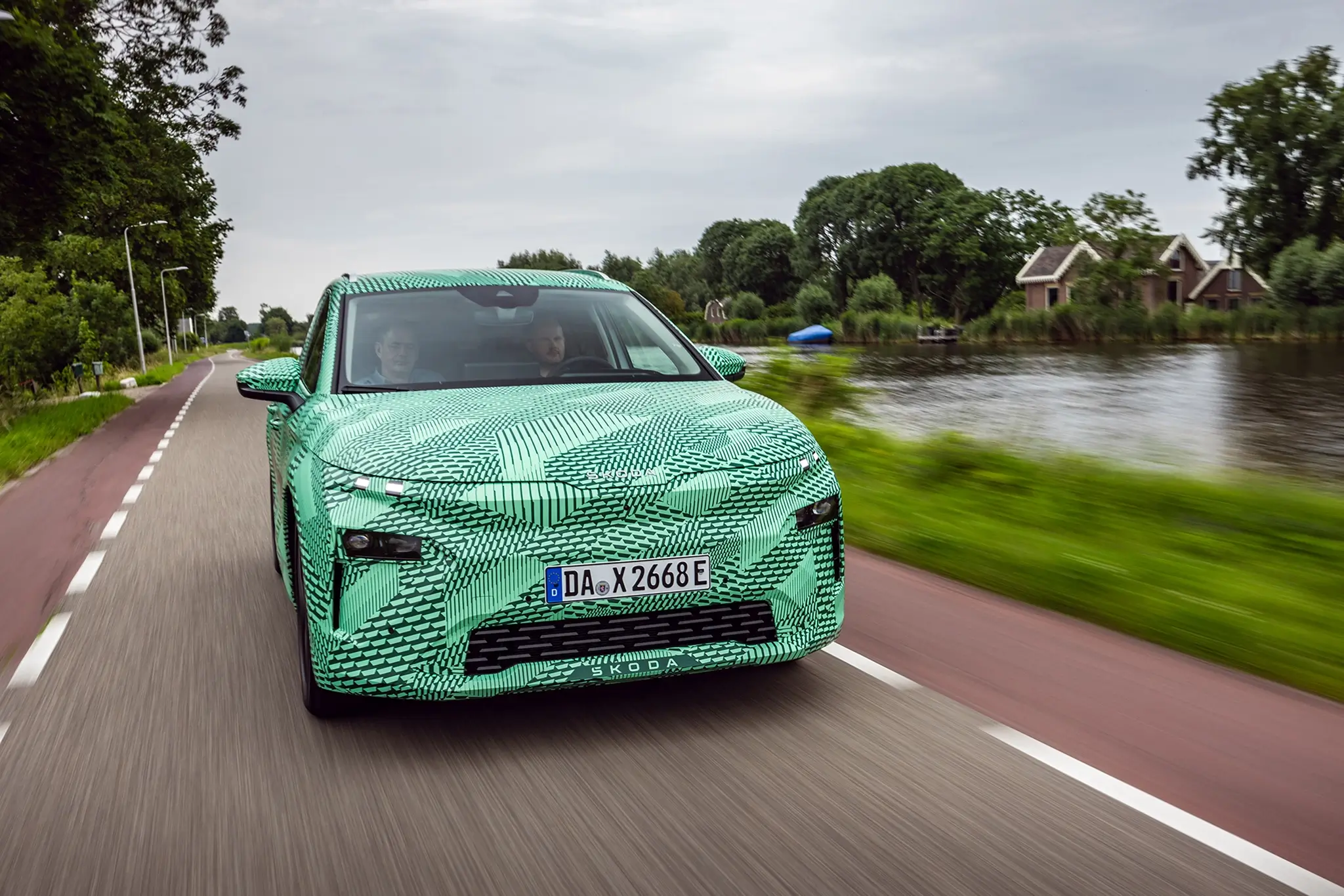 Skoda Elroq camuflado - vista de frente em andamento