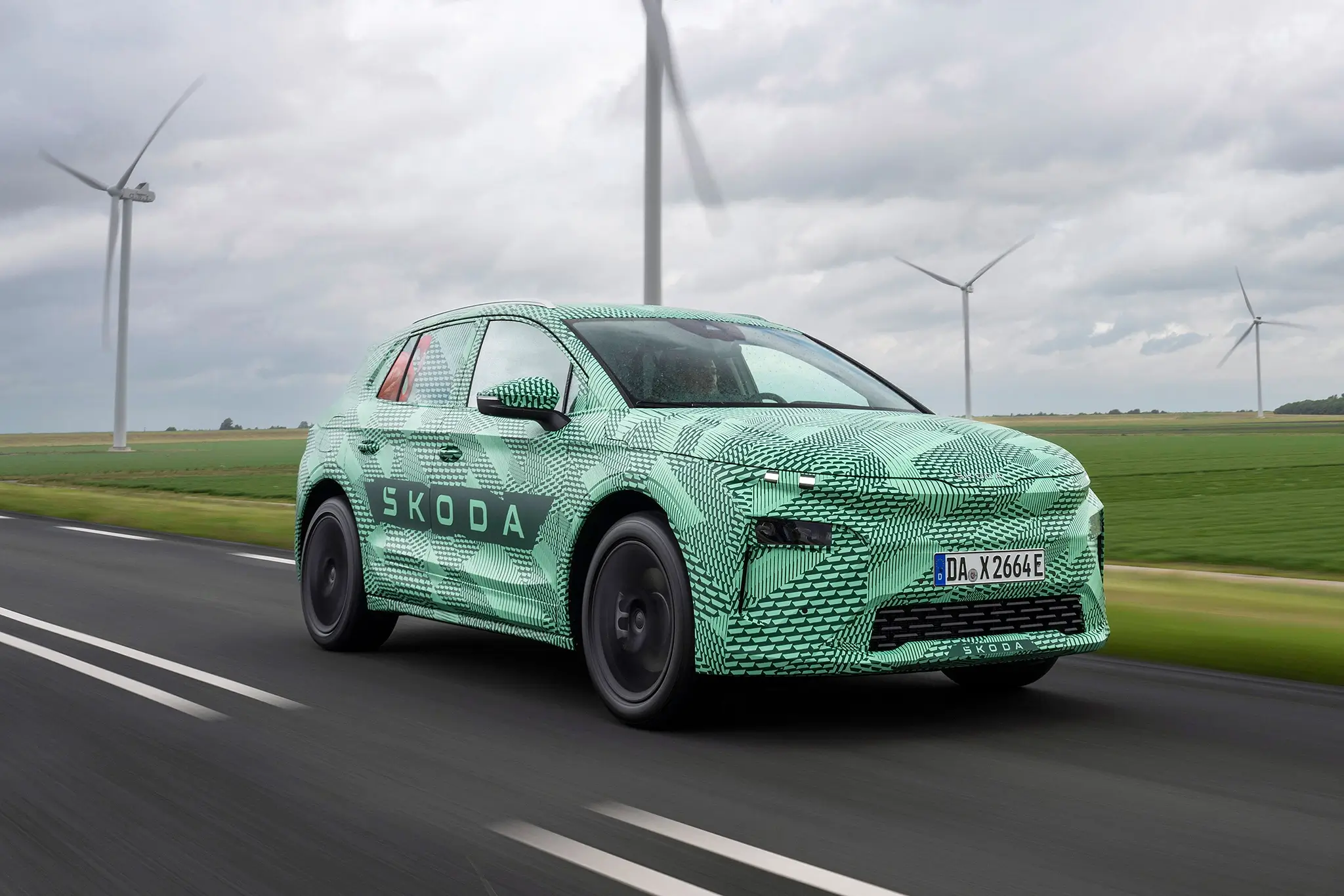 Skoda Elroq camuflado - 3/4 de frente em andamento