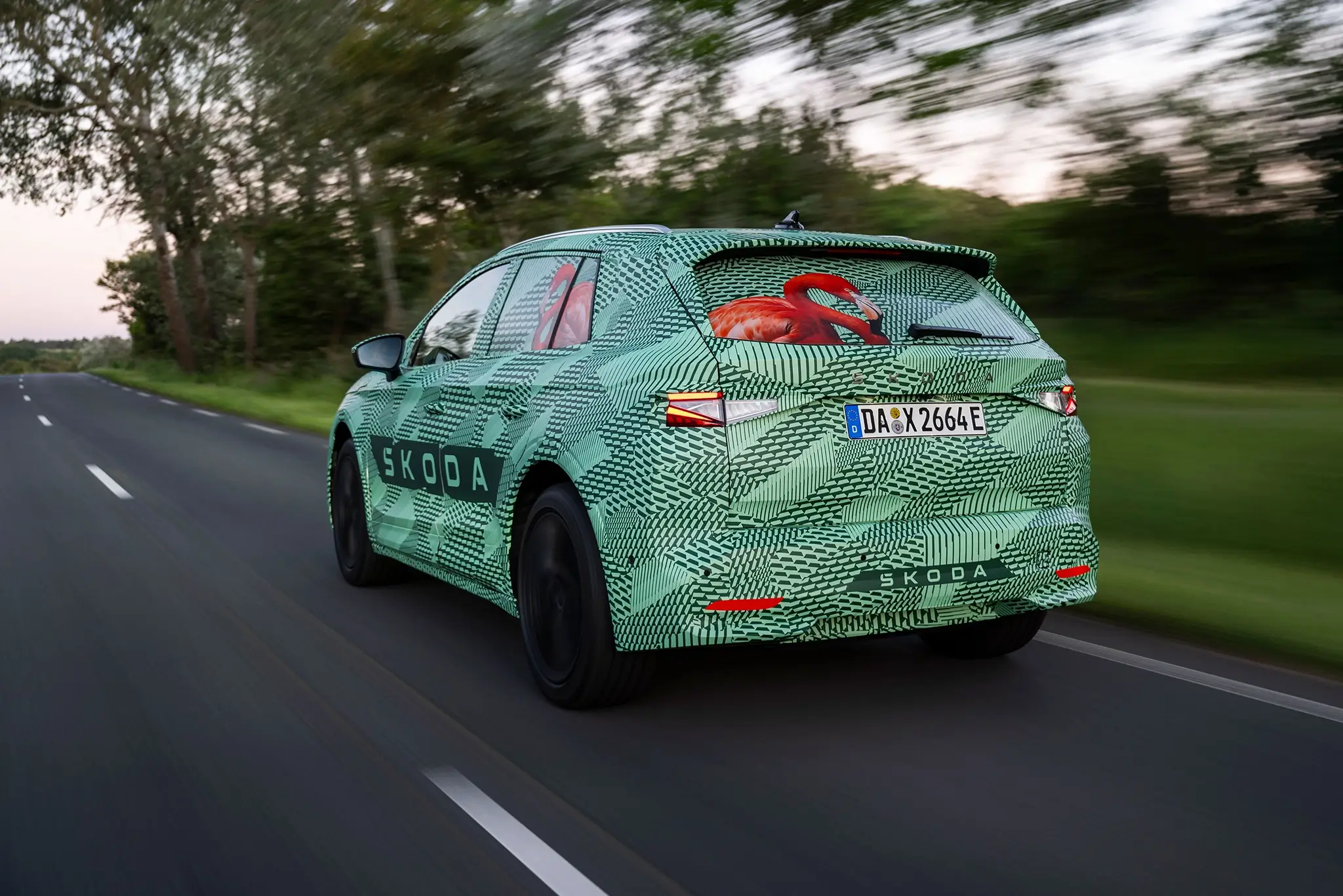 Skoda Elroq camuflado - 3/4 de traseira em andamento