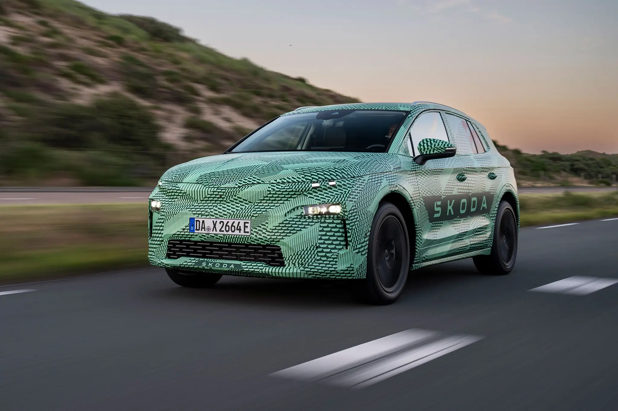 Skoda Elroq camuflado - 3/4 de frente em andamento
