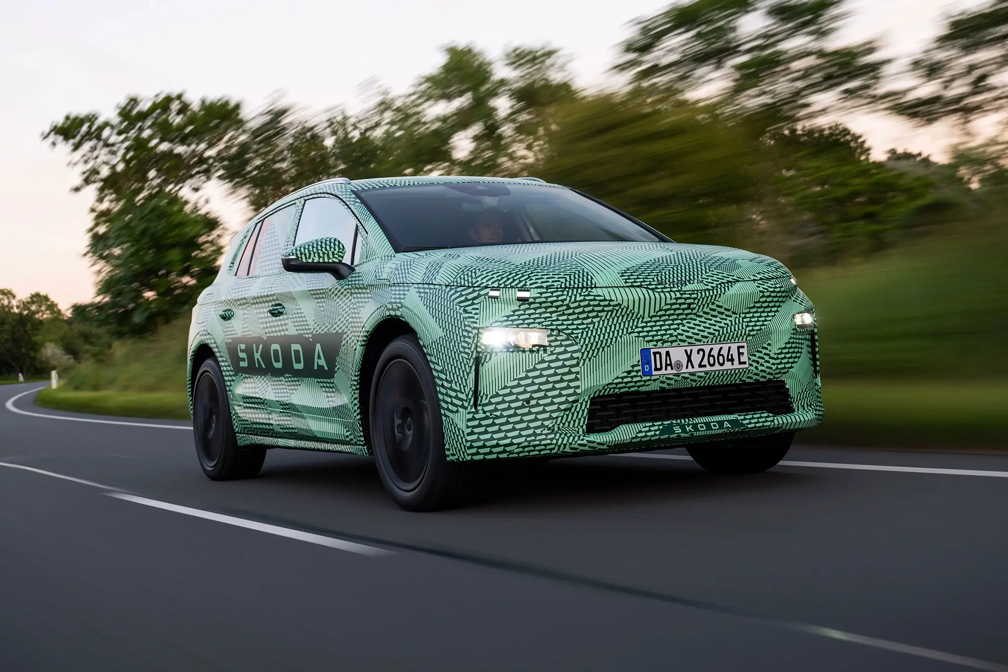 Skoda Elroq camuflado - 3/4 de frente em andamento