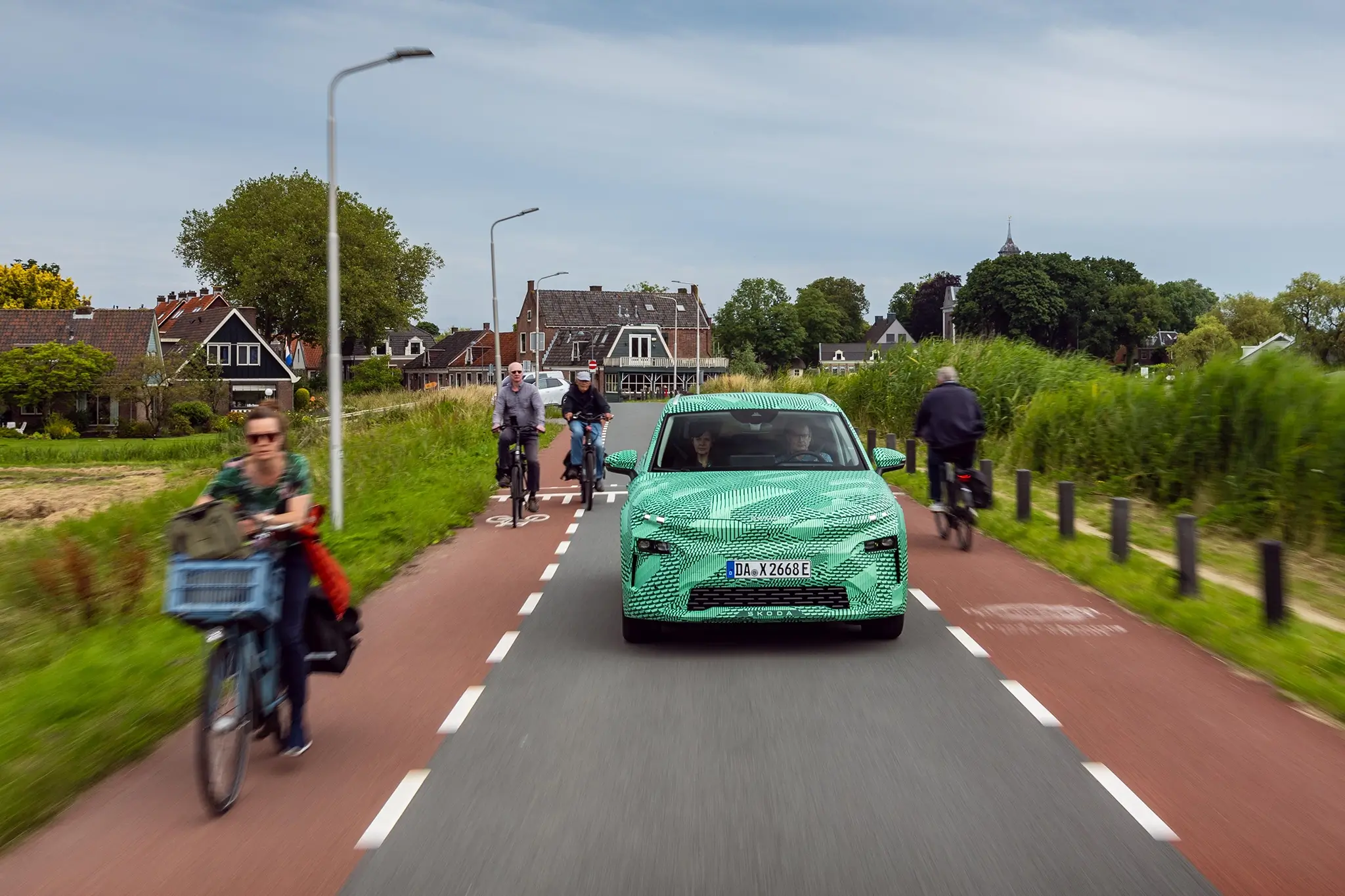 Skoda Elroq camuflado - vista de frente entre vias para peões e bicicletas